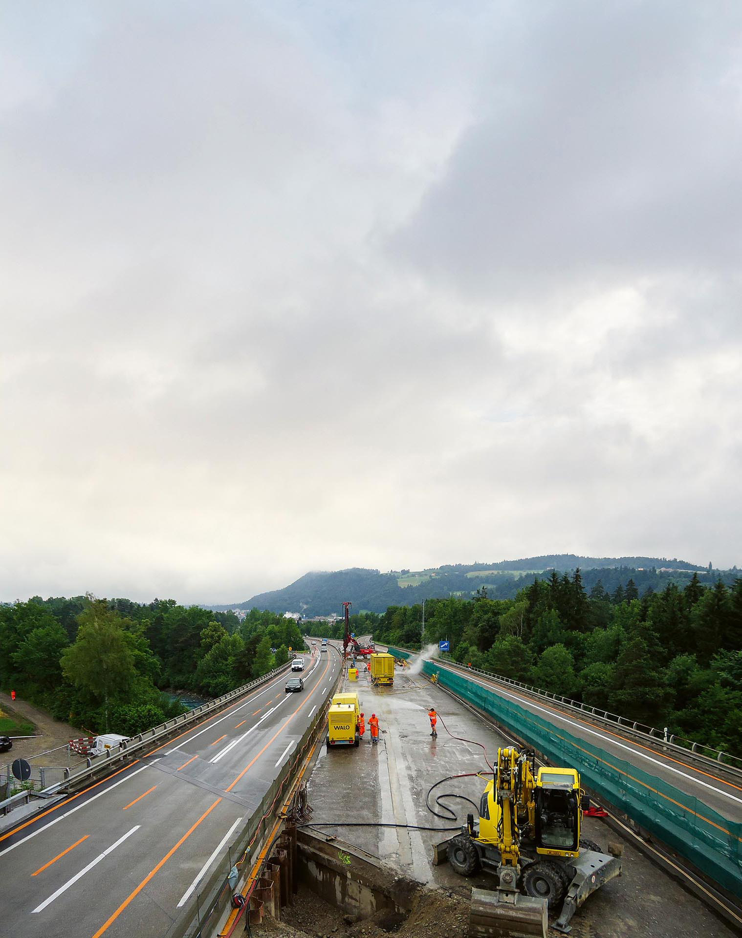 Brücken und Tunnel sind Teile von Strassenzügen. Historisch haben sich innerhalb des Asset Managements unterschiedliche Tools für das Erhaltungsmanagement entwickelt, so PMS für die Beläge und KUBA für Kunstbauten. Im Bild: Die Sanierungsarbeiten des Aareübergangs der N6 bei Thun im Sommer 2014 nach 40 Betriebsjahren.