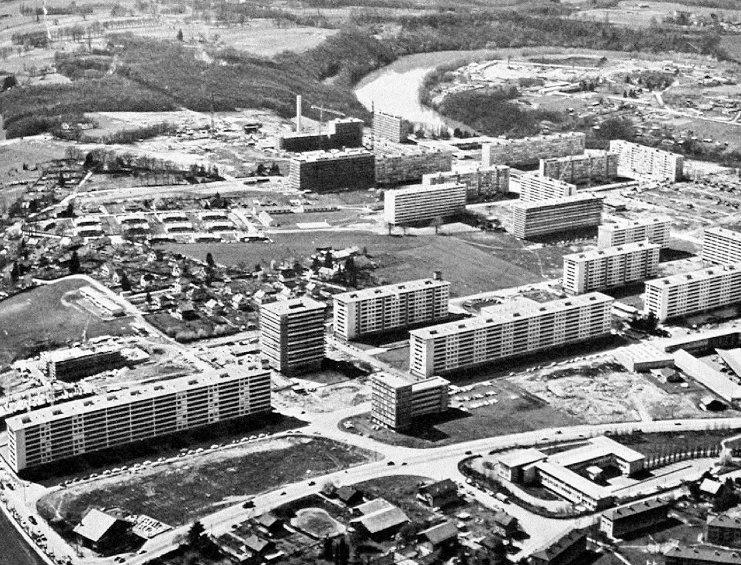 Trois nouvelles cités programmées dans le cadre du Plan Marais et construites à partir des années 1960: la Cité Caroll à Onex.