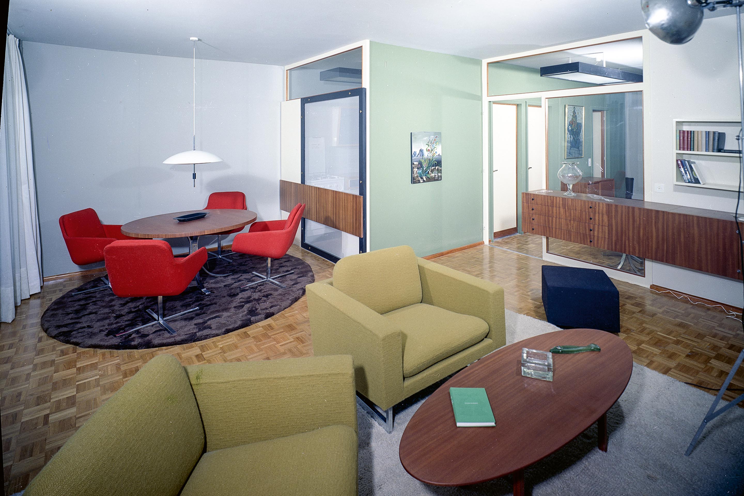 Vue intérieure d’un appartement modèle à la cité Meyrin.