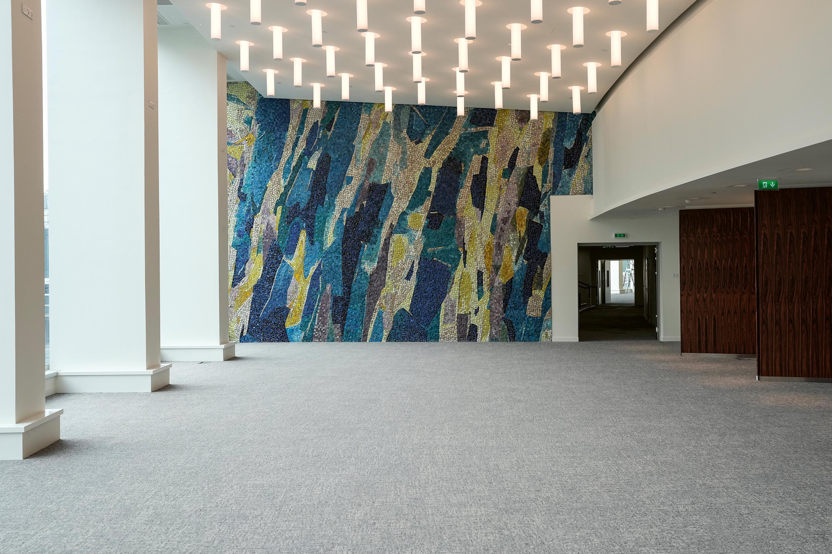 Die Deckenleuchten im Foyer B waren aus Polycarbonat und mussten aus brandschutztechnischen Gründen neu aus Milchglas angefertigt werden. Das Mosaik «L’Envolée musicale» aus dem Jahr 1963 stammt von Jean Bezaine, rechts ein Ausschnitt daraus.