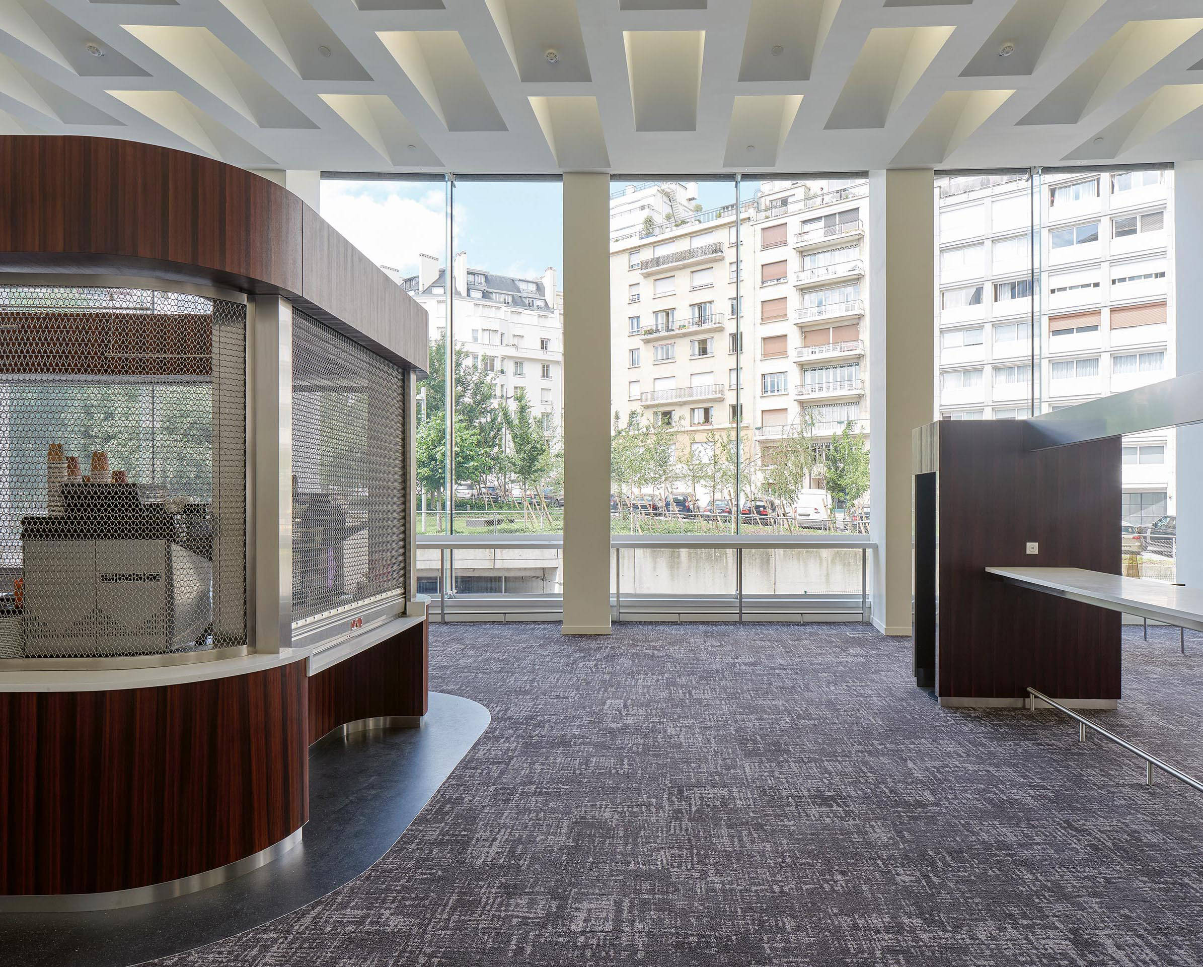 Im Foyer E, in dem Einbauten, Gestelle und Zwischenwände einer Bibliothek entfernt wurden, ist die Cafeteria untergebracht.  Die Stadt kommt vor dem restaurierten Deckenrelief und dem Barkiosk panoramaartig zur Geltung.