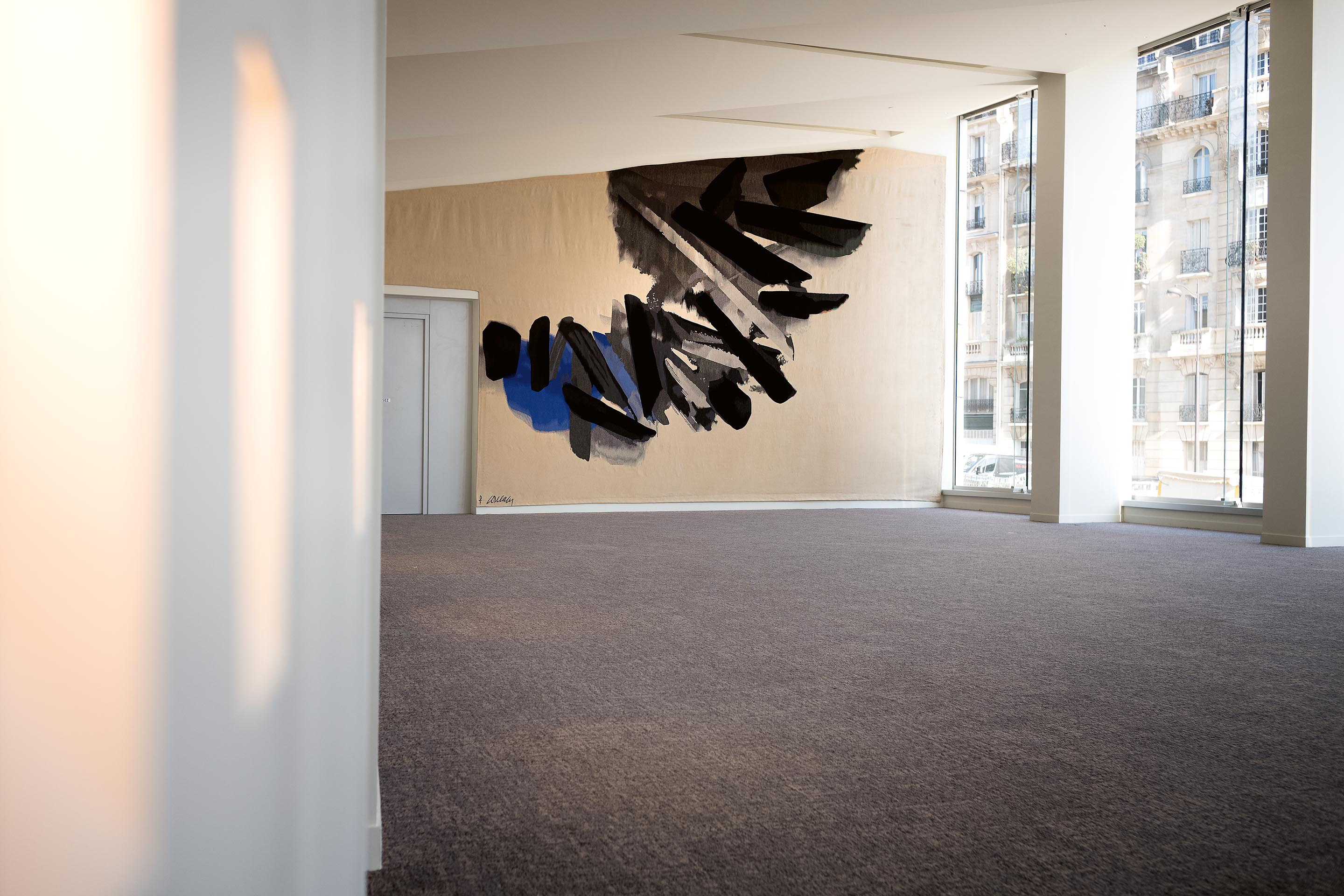 Das Foyer F dominiert der in einem Stück gewebte Wandteppich «ohne Titel» aus dem Jahr 1964 von Pierre Soulages, einem  französischen Maler und Grafiker der abstrakt-ungegenständlichen Richtung der Gegenwartskunst.