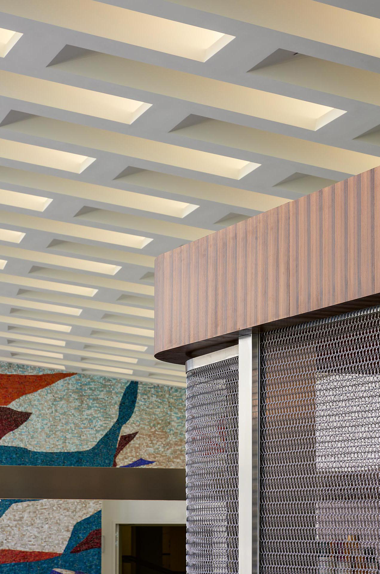 Das Mosaik «Espace et la Danse» von Gustave Singier aus dem Jahr 1964 im Foyer E und die skulpturale Gipsdecke wurden restauriert und mit neuen Einstellmöbeln ergänzt.