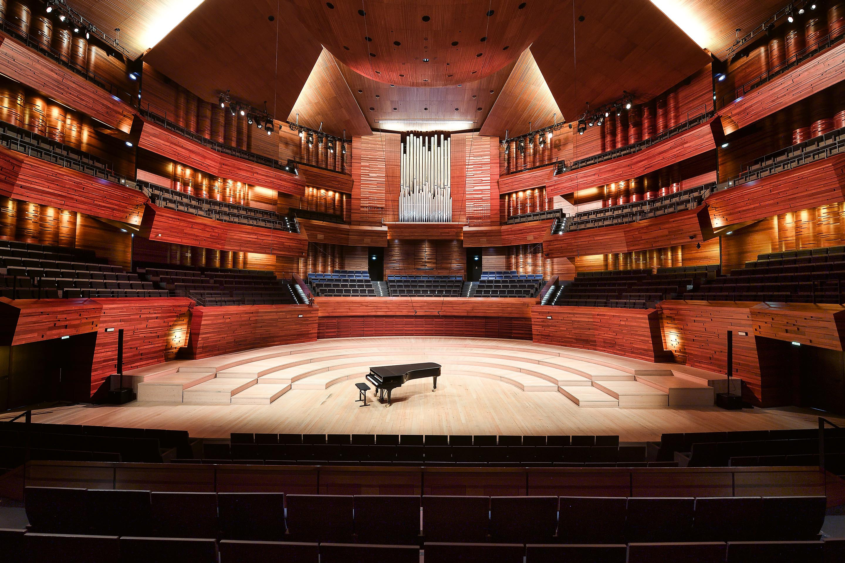 Das Auditorium ist der Sitz des Orchestre Nationale de France und der Philharmonie de Radio France. Es wurde anstelle zweier kleinerer Säle eingebaut. Das Relief der Wand ist wie die Linse an der Decke auf die Akustik abgestimmt. Die Akustik wurde federführend von Nagata Acoustics an einem für die Tests stickstoffgefüllten Modell im Masstab 1 : 20 entwickelt.