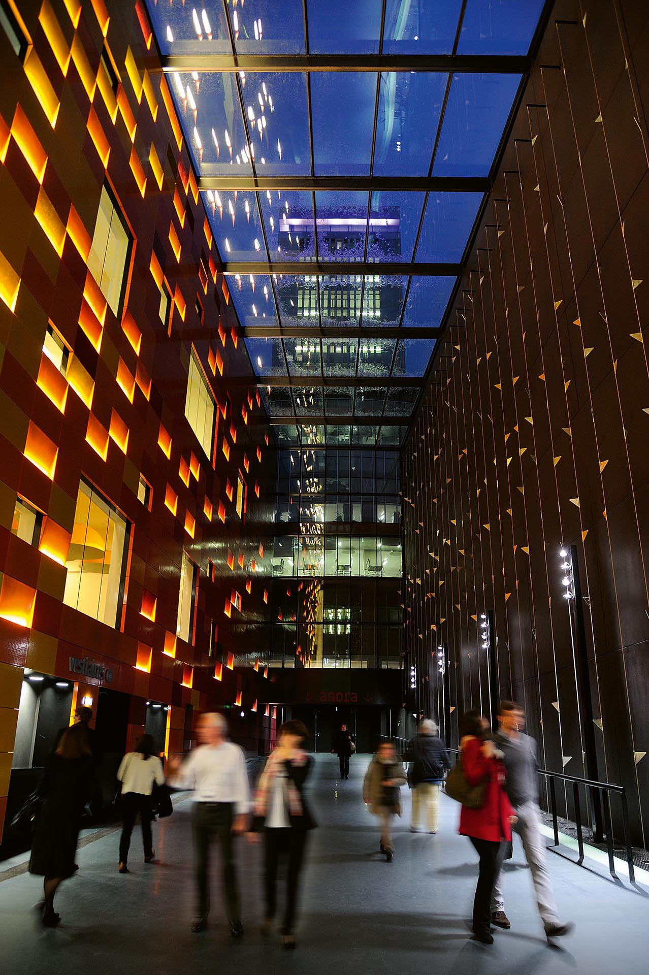 Das neue «Schiff» verbindet zwischen dem Studio 104, links, und dem Auditorium, rechts,  das Eingangsfoyer mit der Agora um den ehemaligen Archivturm am inneren Ring.