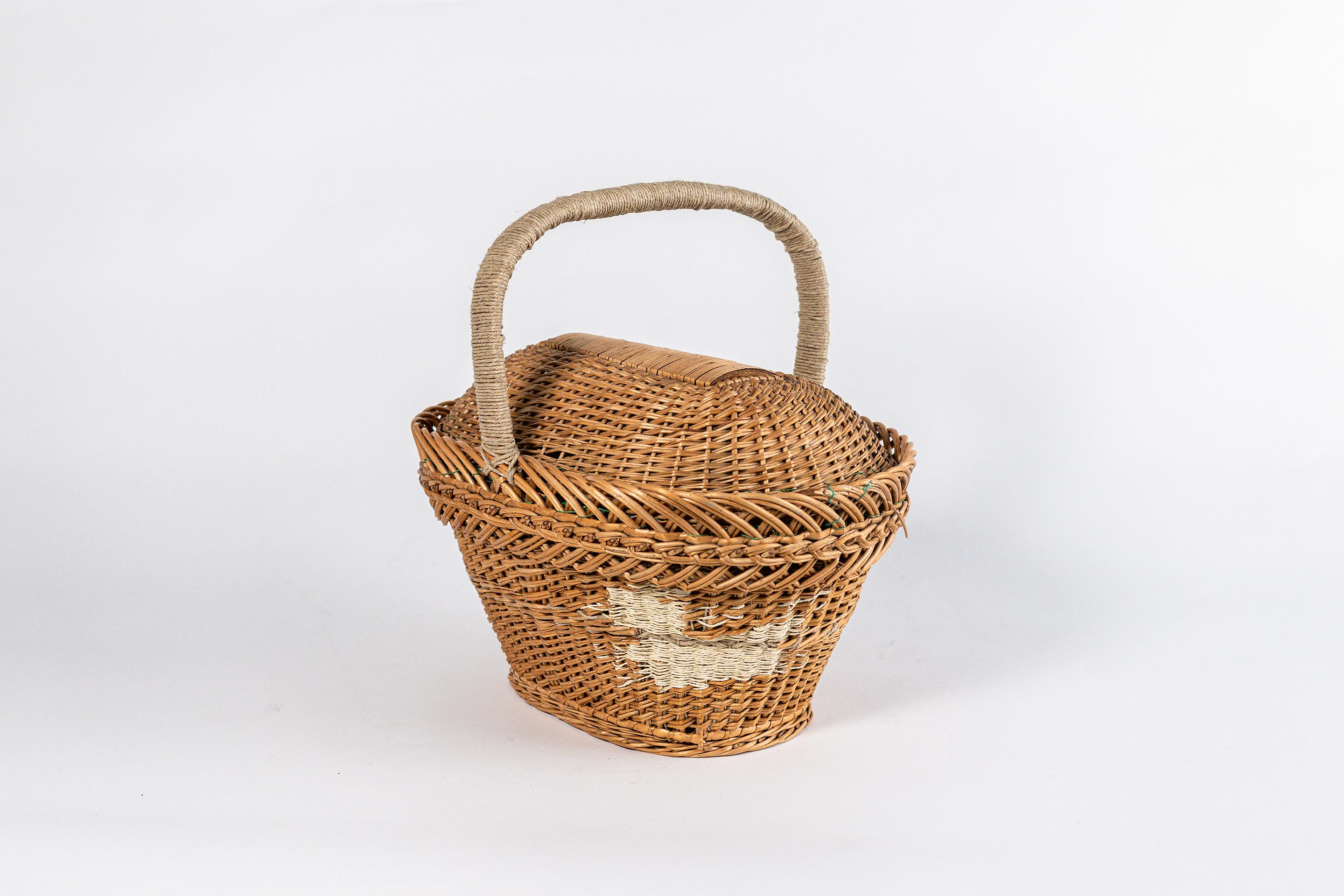 Panier en osier réparé avec de la corde en sisal.