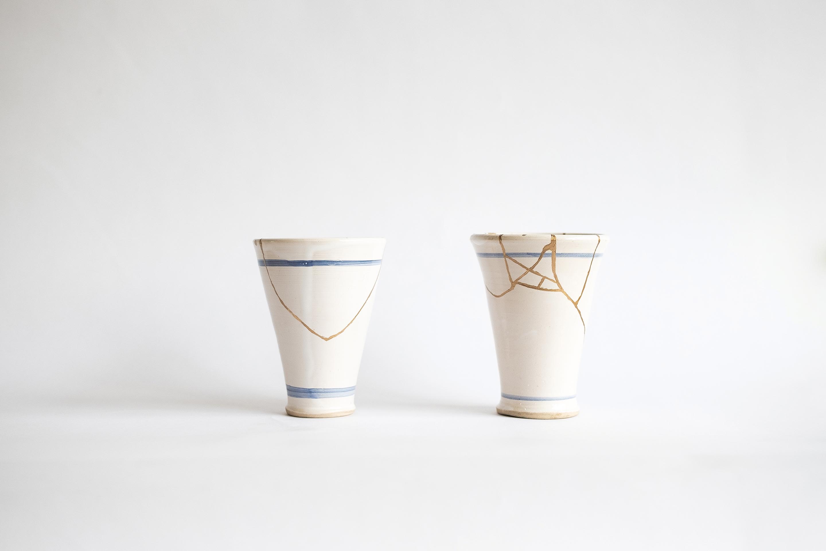 Placage or façon kintsugi pour réparer cette tasse en céramique.