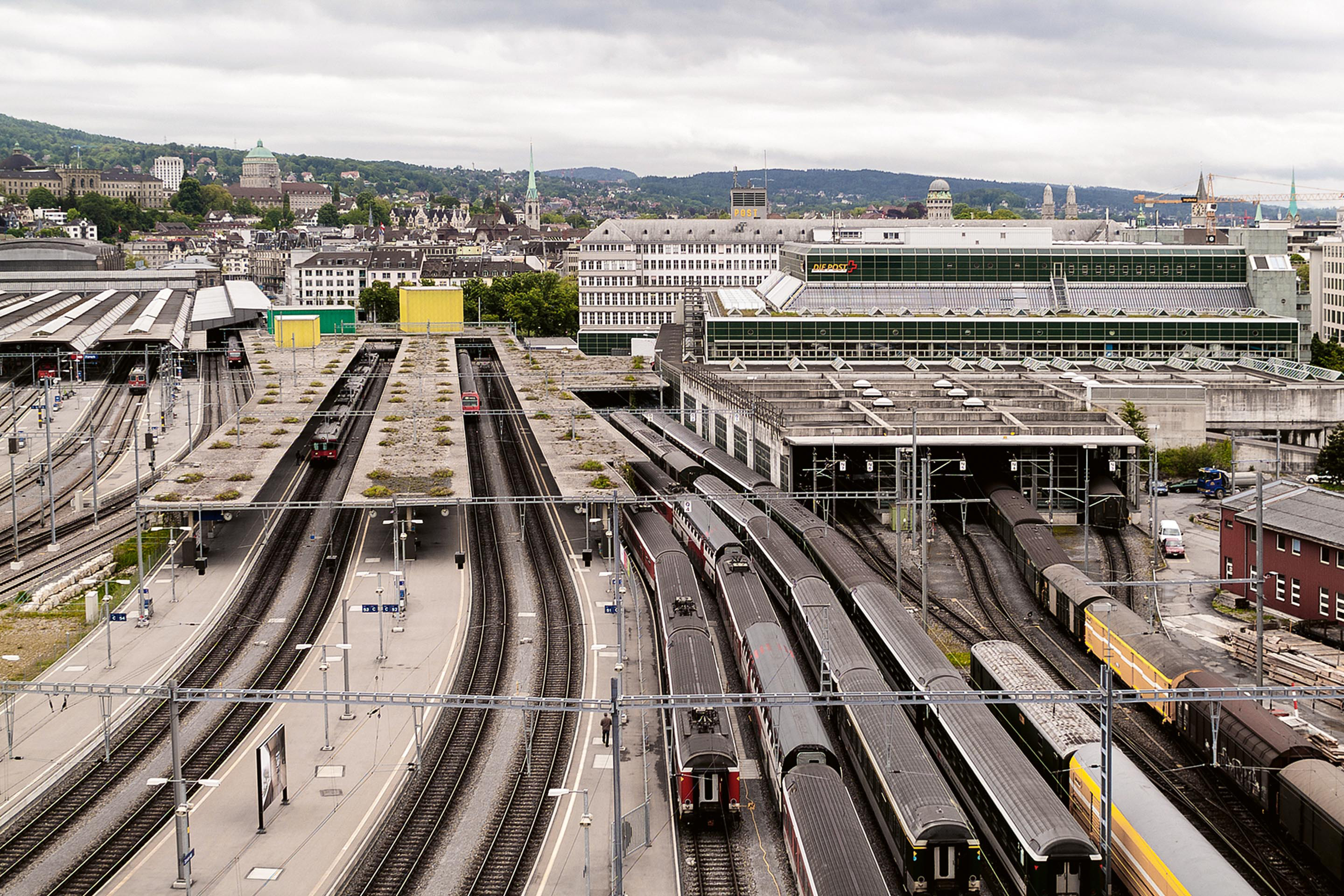 Die Europaallee (Bild aus dem Jahr 2008) als Beispiel für die «logistische Zersiedelung» in urbanen Räumen. Grosse Güterumschlagflächen sind heute bereits fast vollständig aus den Kernstädten verschwunden, Anschlussgleise auf Industriearealen werden zunehmend zurückgebaut. Dadurch fehlt es zunehmend an zentralen Flächen für den Güterumschlag; die Sammlung, die Sortierung und das Umladen von Gütern wird in die Peripherie verdrängt.