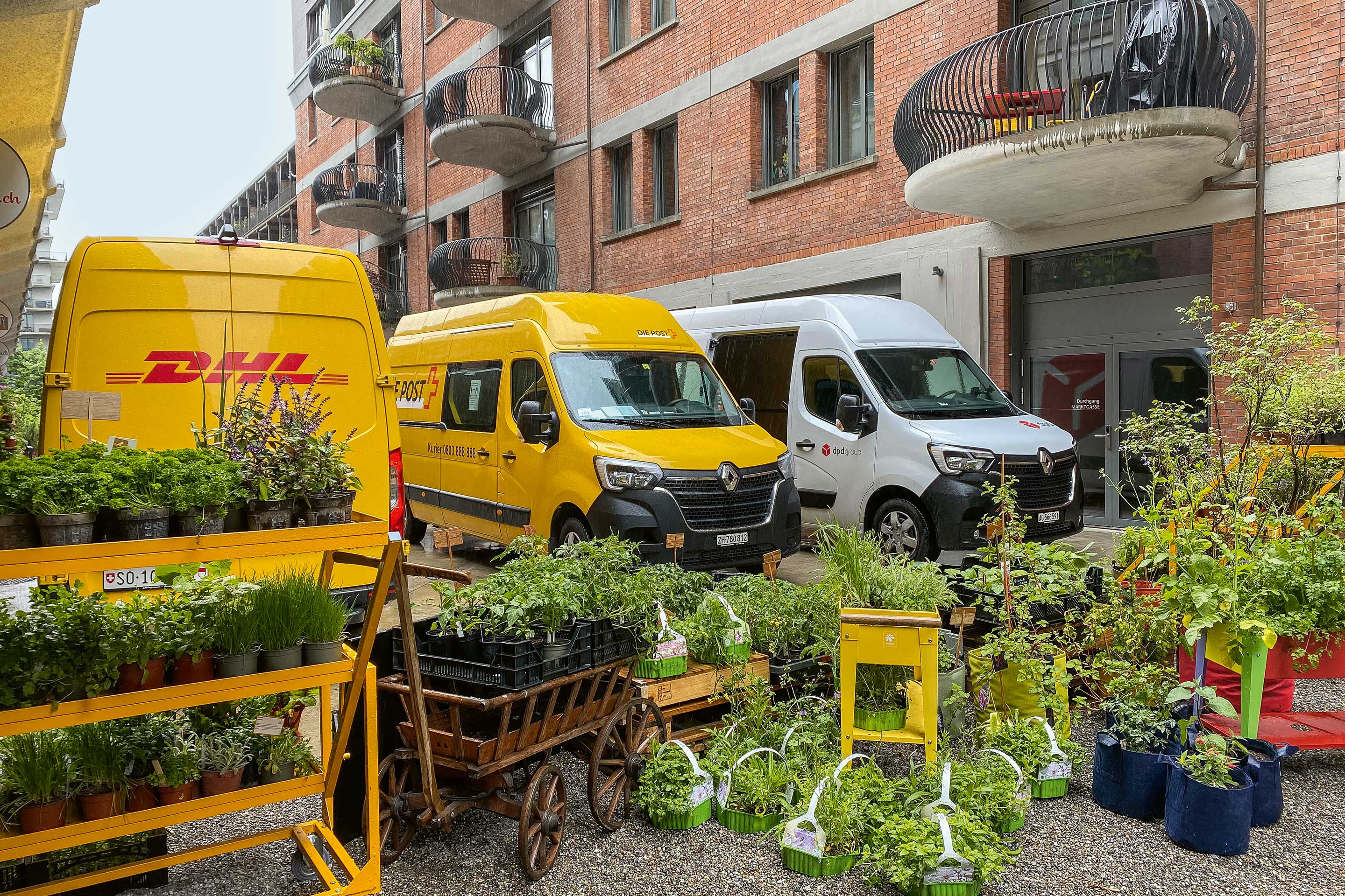 Kein ungewöhnliches Bild im Alltag: Drei Lieferwagen, drei Spediteure, drei Fahrten mit derselben Zieladresse. Bei der städtischen Logistik besteht Optimierungspotenzial.