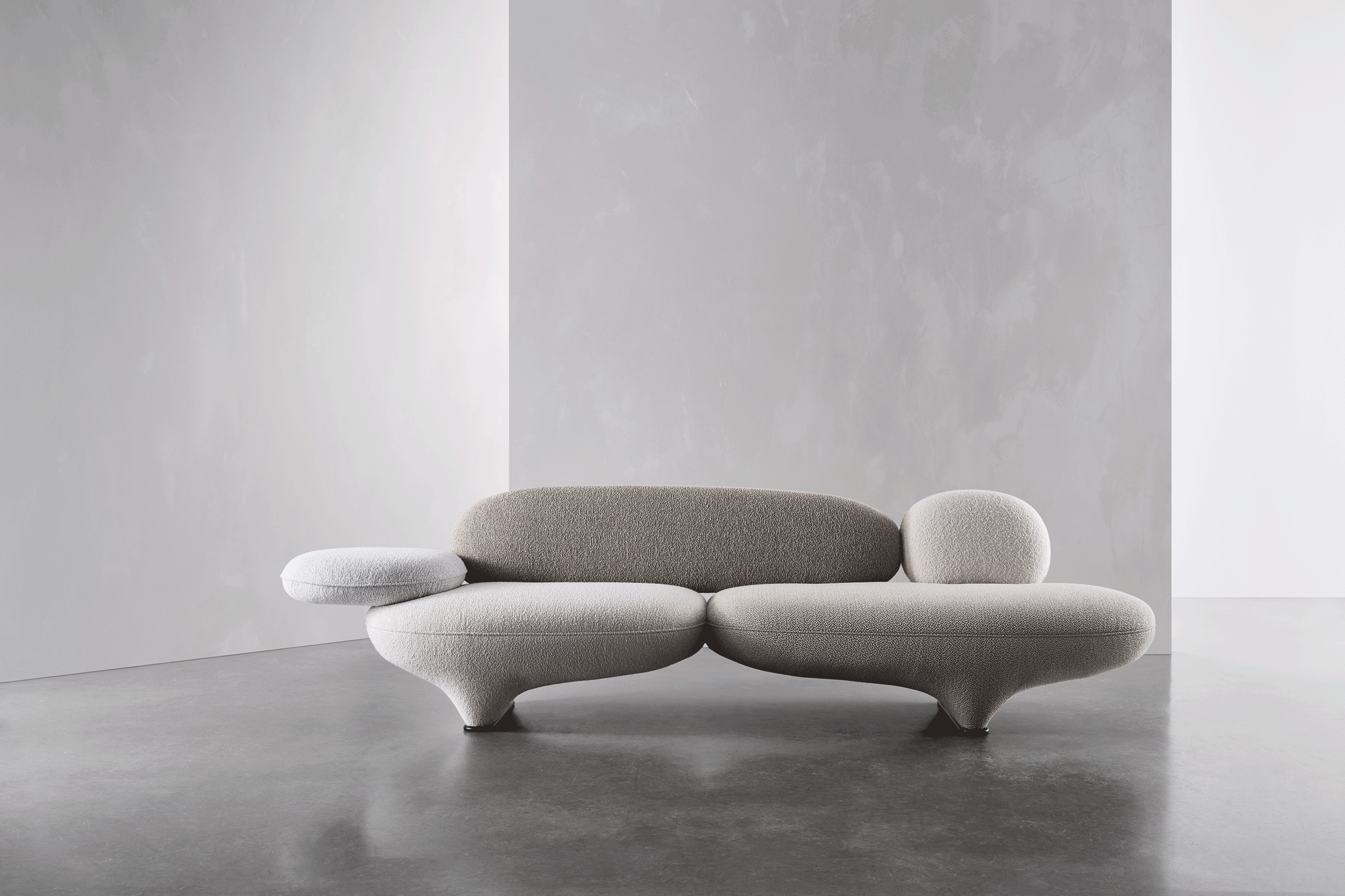 Als Material ist Bouclé auf dem Vormarsch. Beim österreichischen Hersteller Wittmann beispielsweise schmückt das Material Sessel und Sofa der Serie «Figure». Josef Hoffmanns Broschen waren Inspirationsquelle für Luca Nichettos Entwurf.