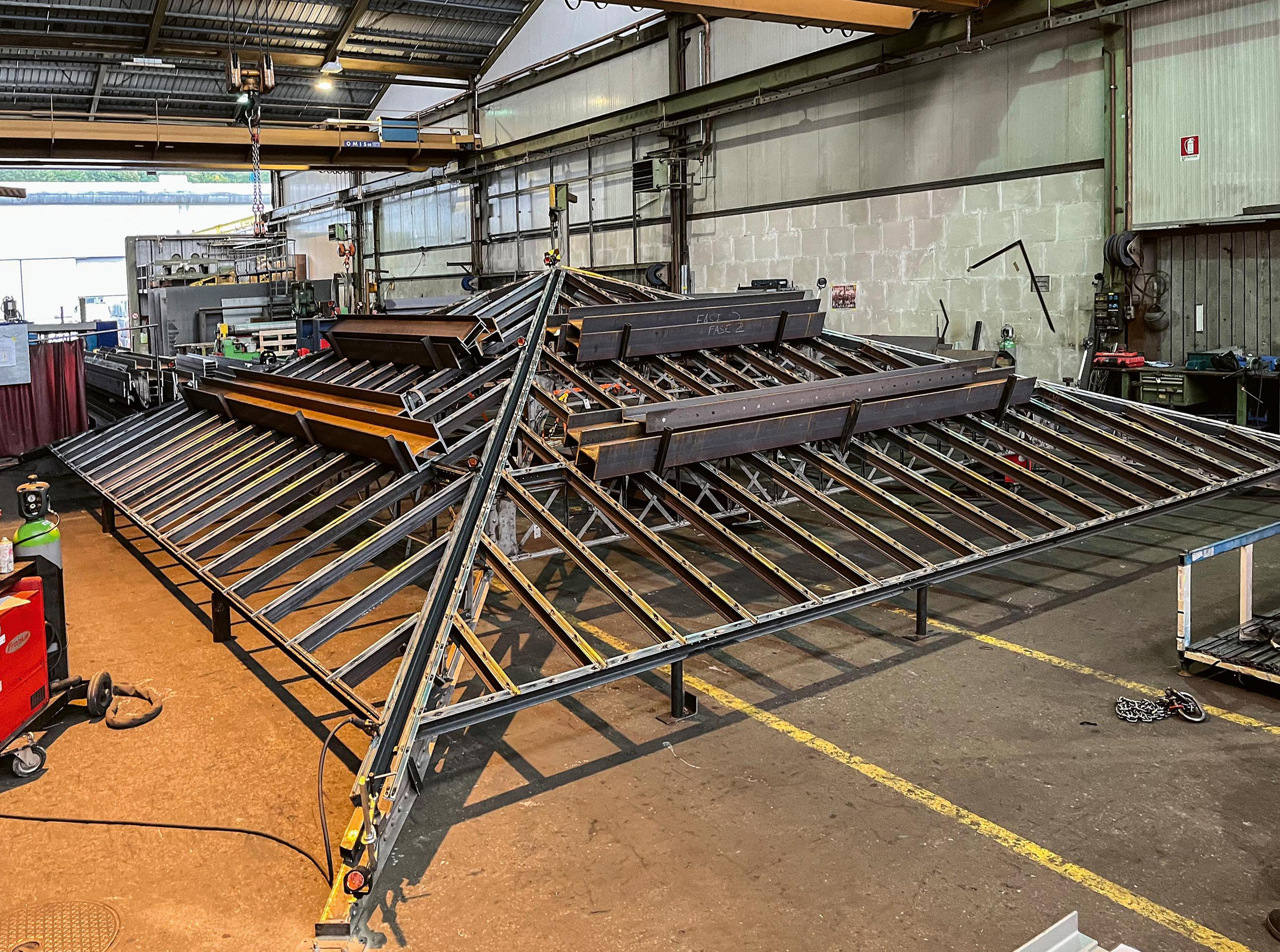 Il lucernario dell’ex Asilo Ciani durante la prova di carico eseguita in officina. La valutazione ha avuto l’intento di preservare la struttura originale in funzione dei carichi previsti.