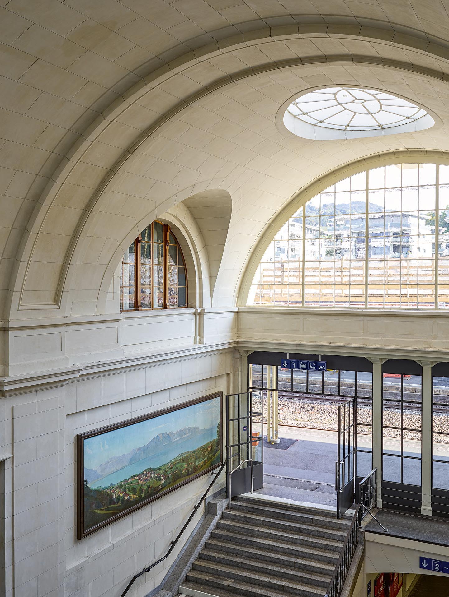 Vevey: le nouvel escalier et sa destination, un espace d’exposition donnant sur le hall.