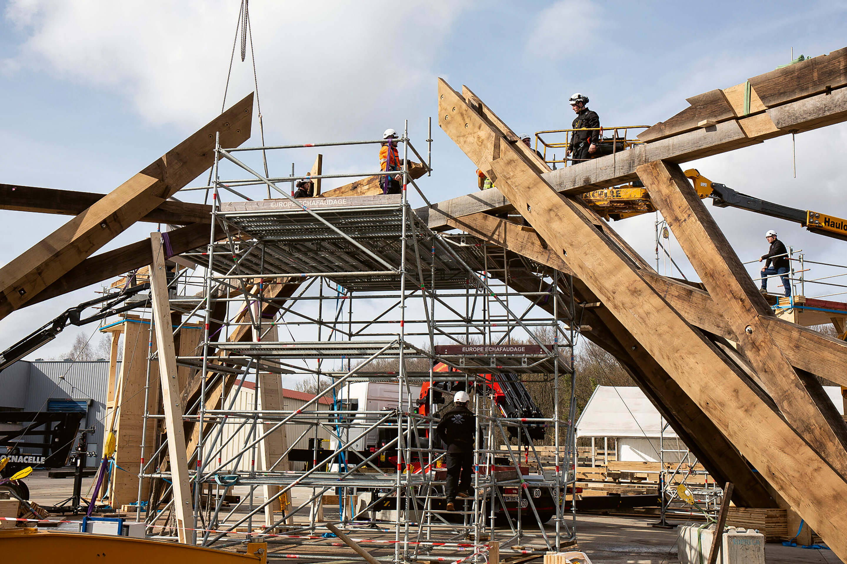 Montage à blanc du tabouret de la flèche de Notre-Dame de Paris: en extérieur.