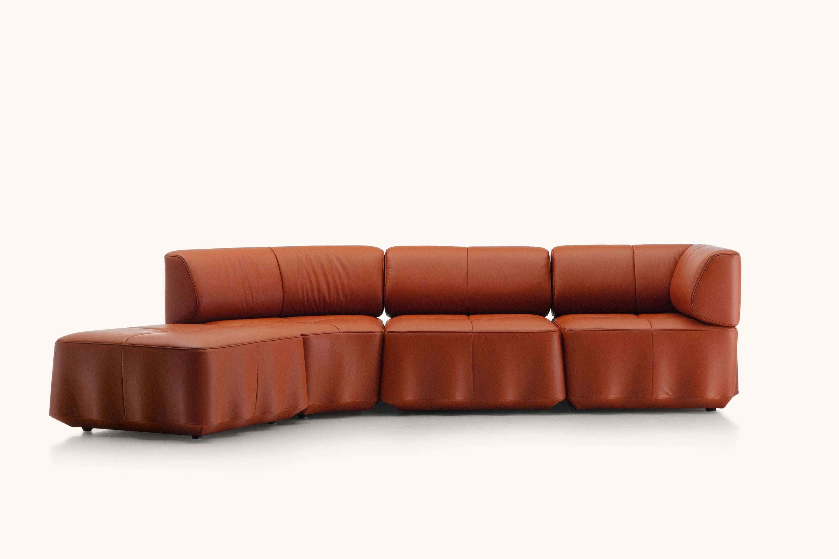 Das Sofa «DS-808» entwickelte Atelier Oï für de Sede. Die geschwungene Form reizt die Grenzen des Materialdesigns aus – das Leder wird wie ein Überwurf auf die gebogene Struktur gelegt.