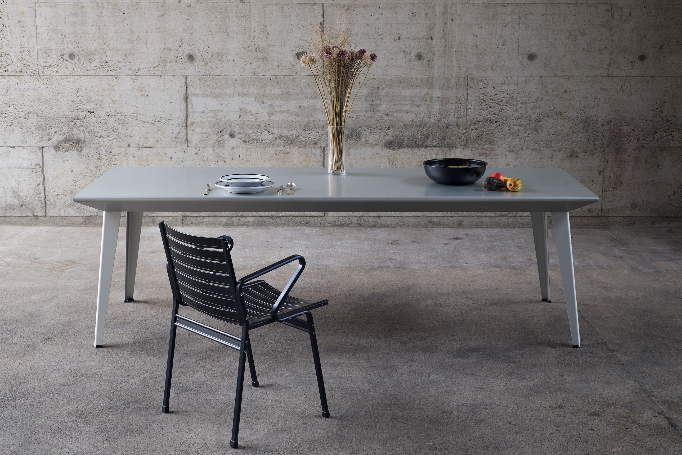 Die Dübendorfer Firma Lehni feierte Premiere am Salone und zeigte unter anderem den Tisch «Flex» von Hanspeter Weidmann, einen extrem leichten Metalltisch.