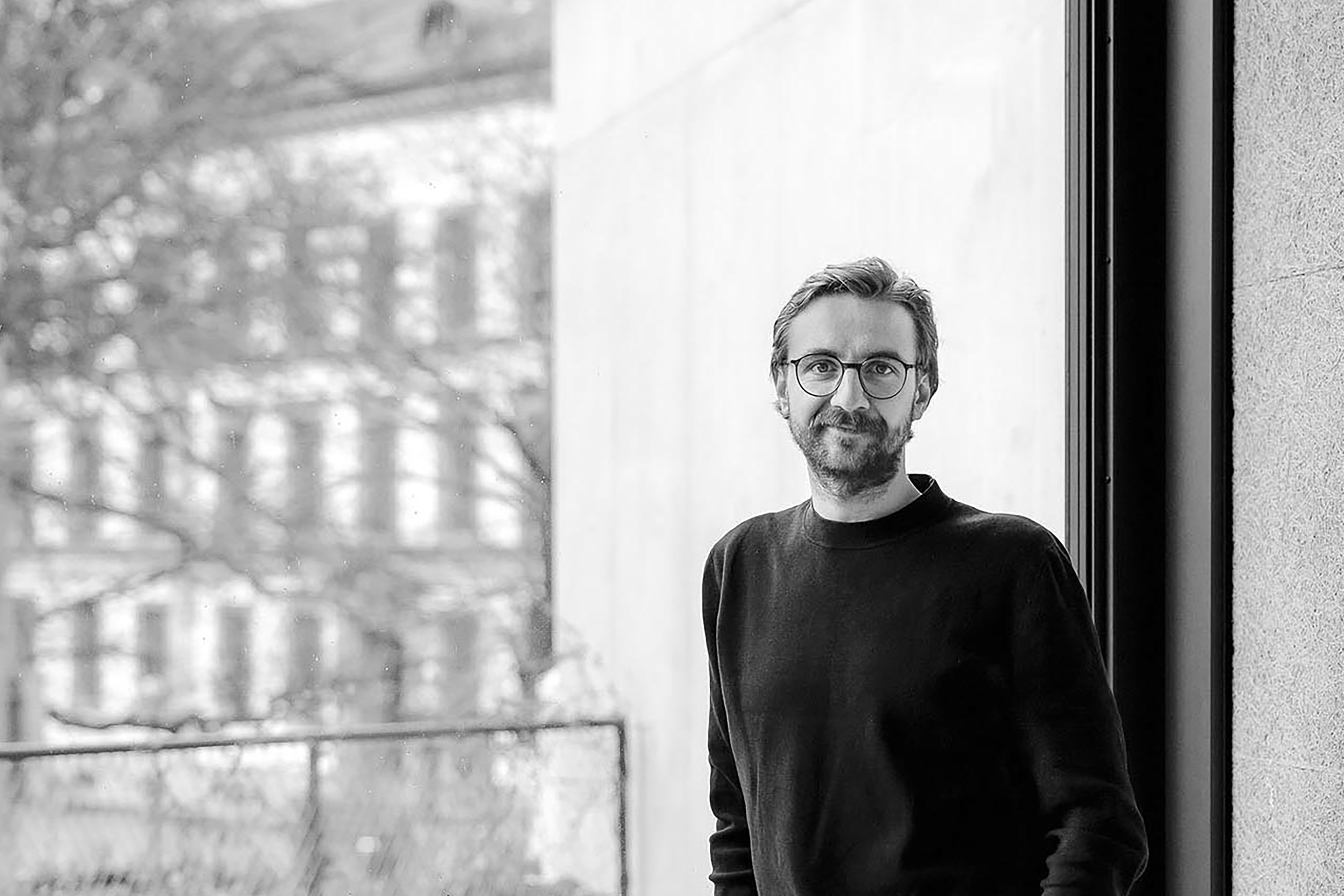 Sandro Infanger ist Projektleiter Nachhaltigkeit bei der Firma Senn Technology und für die Verbesserung der Nachhaltigkeit bei der Ent­wicklung von Immobilien verant­wortlich. Im Anschluss an seine Erstausbildung als Gebäudetechnikplaner Heizung studierte er Energie und Umwelt und spezialisierte sich auf das nachhaltige Bauen.