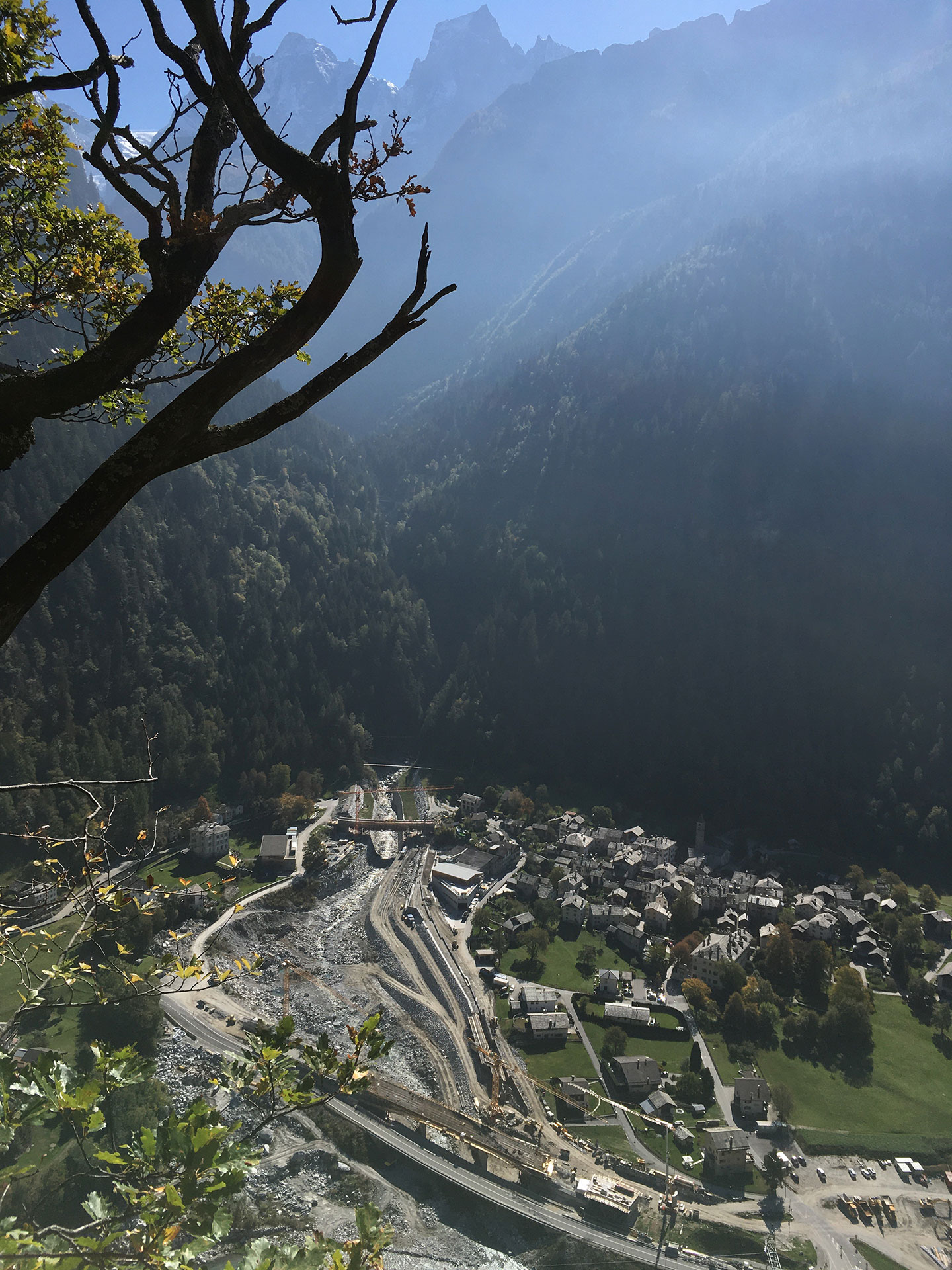 Der Berg ist nah: Piz Cengalo und Piz Badile (rechts) thronen über dem engen Tal des Bergell (Alle Fotos stammen vom Herbst 2022).