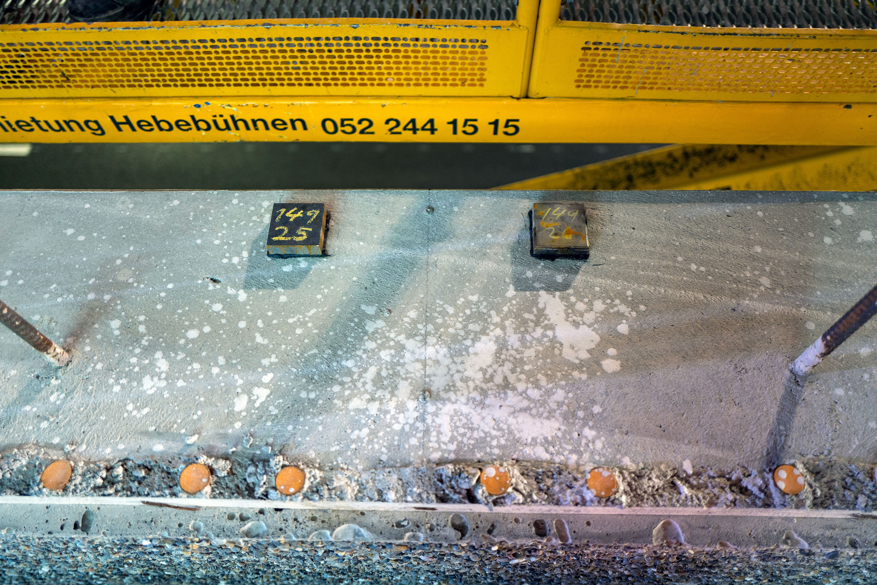 Die finale Positionierung der Träger auf den Metallplattenlager erfolgt per Auge anhand zweier Bleistiftlinien – eine auf der Krone der Aussenwand und die zweite an der Aussenscheibe des Trägers.