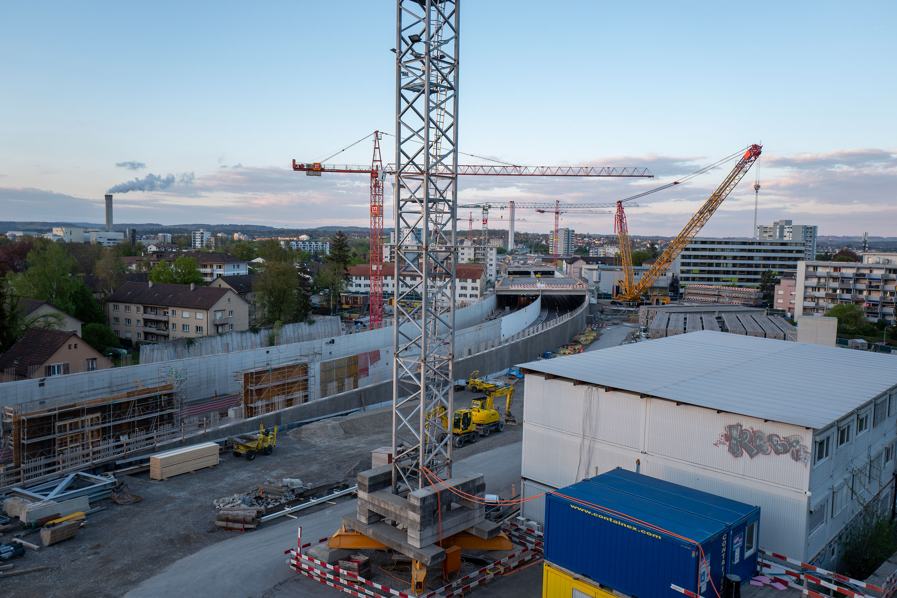 Abschnitt «Schörli» der Einhausung Schwamendingen mit den ersten versetzten Deckenträger auf Höhe des Raupenkrans und der Ortbetondecke im Hintergrund.