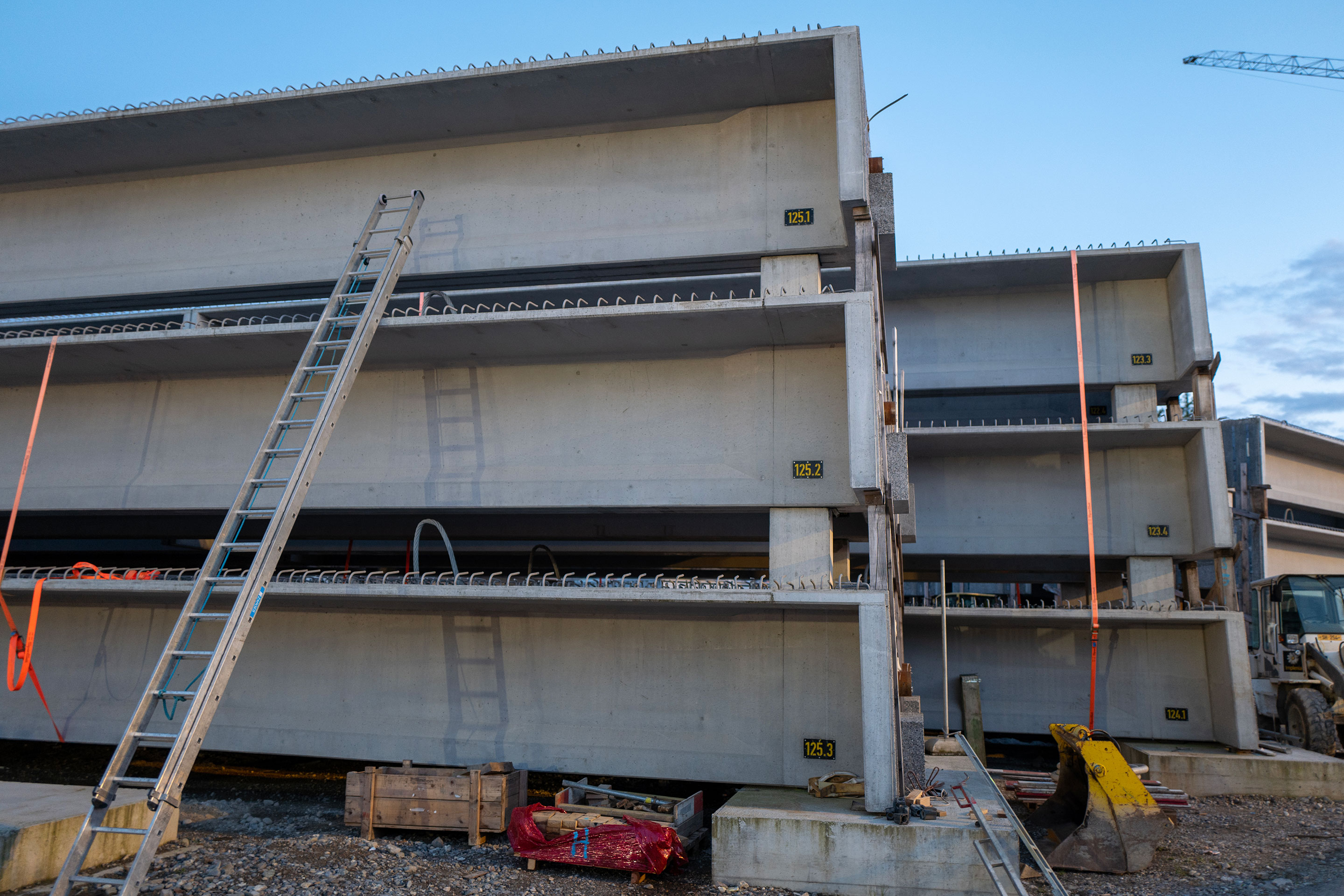 Die Stapelung der Deckenträger erfolgte mittels dazwischenliegender Betonklötze und musste unter anderem gegen Wind und Anprall bemessen werden.