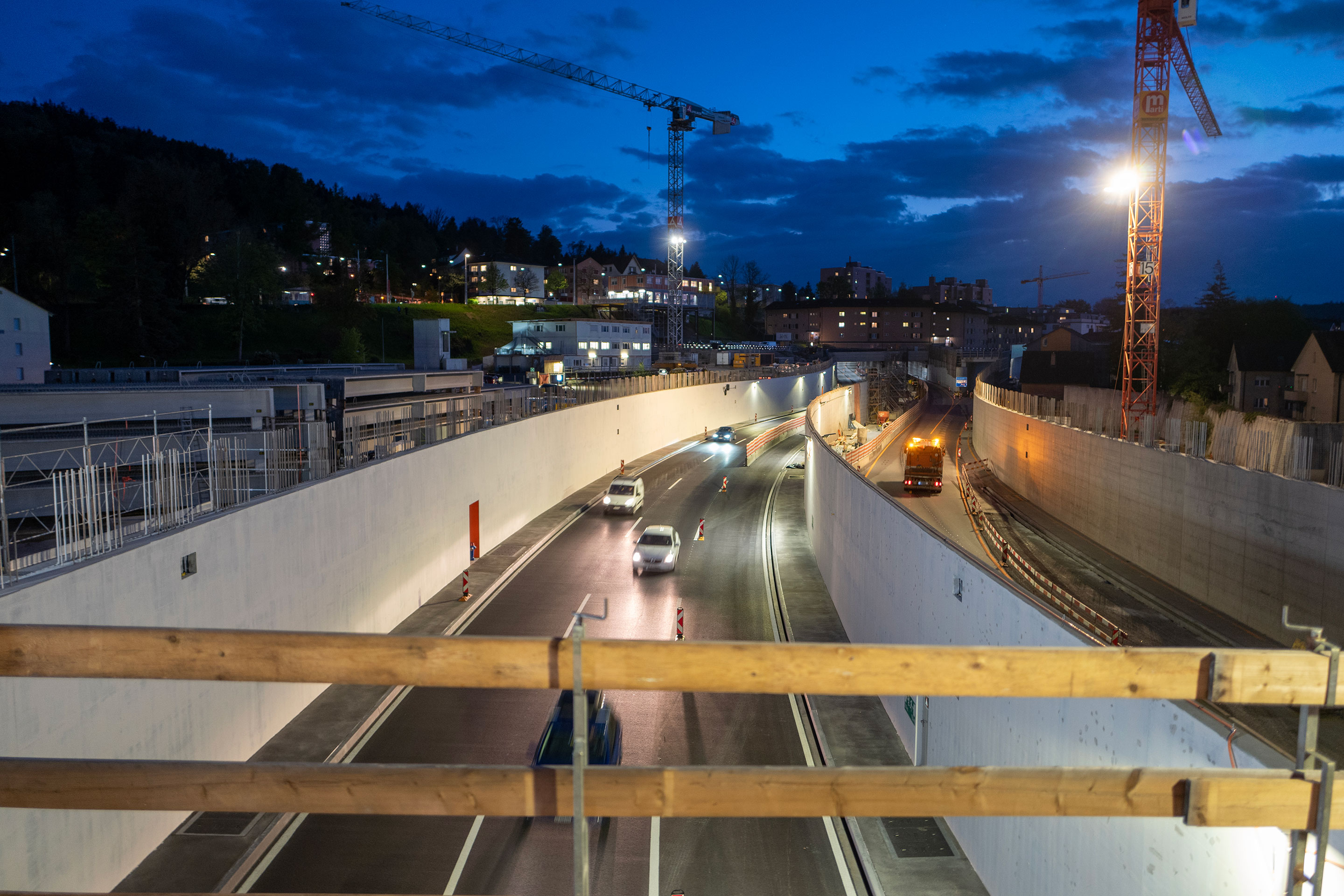 Um 20.30 Uhr rollen die letzten Fahrzeuge vor der Nachtsperrung über die N1.