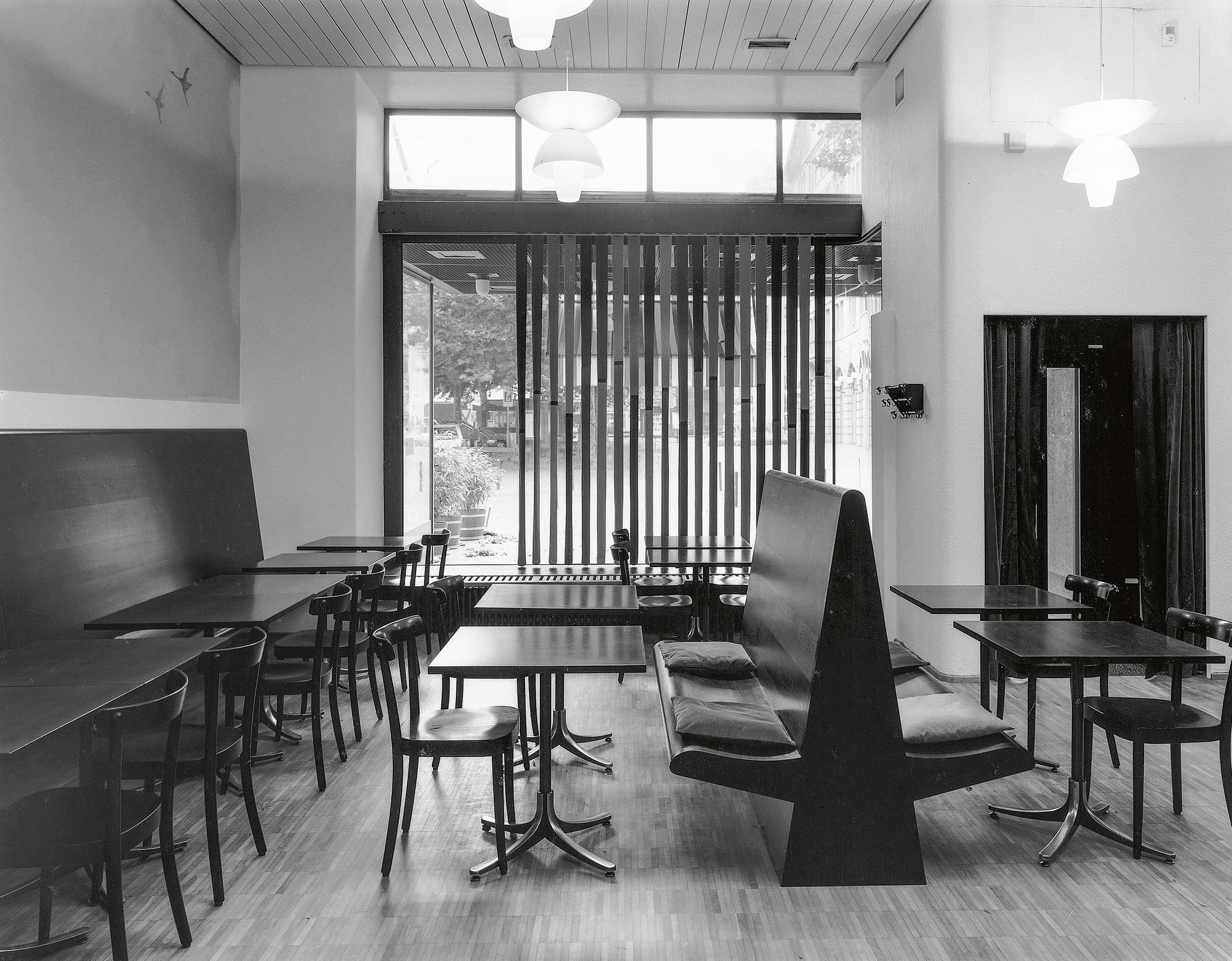 Tisch, Stuhl, Bank: Im Zusammenklang mit der Raumhülle entfaltet die Möblierung im Restaurant Troika  am Werdmühleplatz in der Zürcher Innenstadt ihre Wirkung durch eine gut nutzbare und schlichte Form. (Mitarbeit: Eva Leuba, 1996. Einrichtung nicht erhalten).