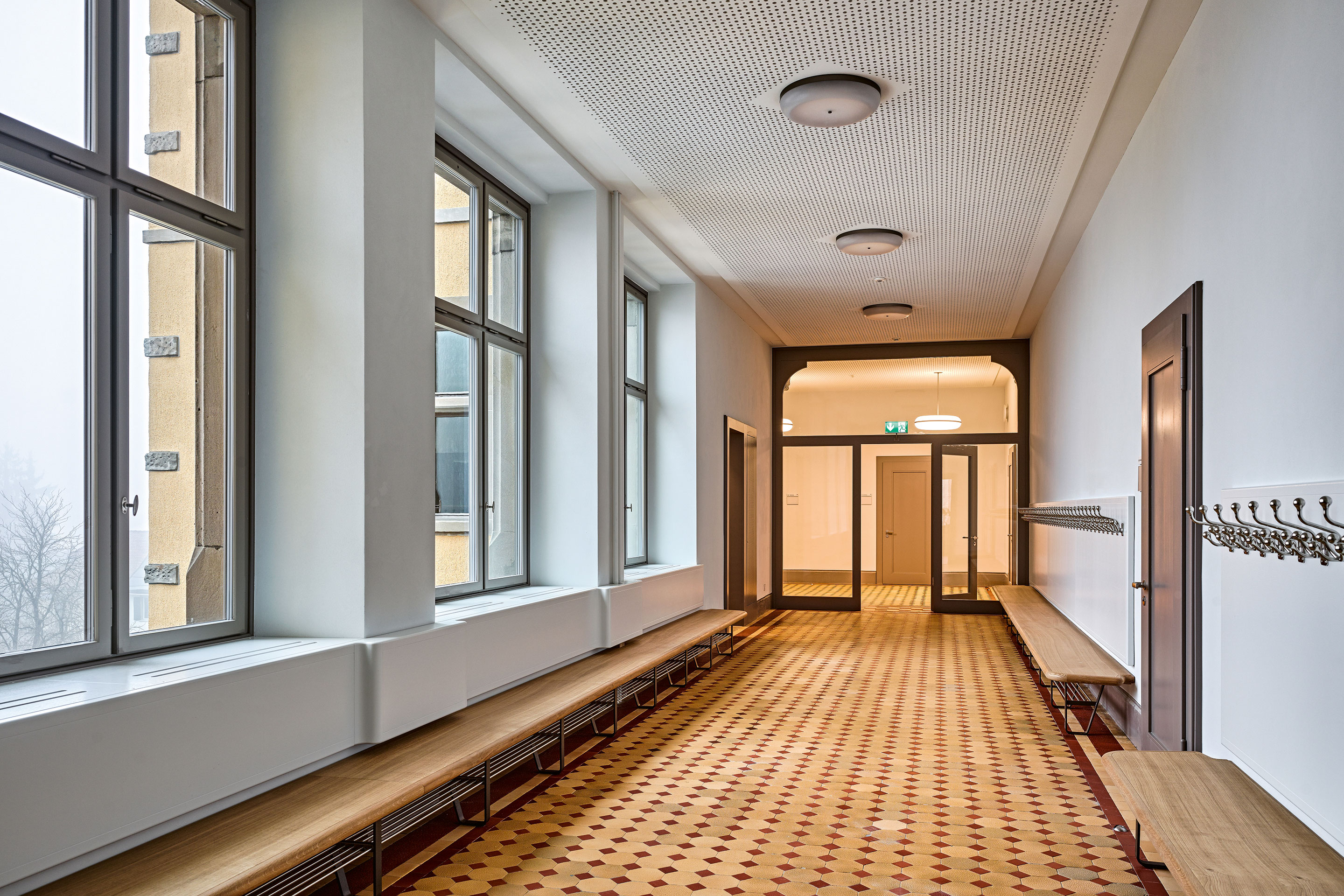 Nach einer Instandsetzung denkmalgeschützter Bauten (im Bild: Schulhaus Gubel) sinkt der  Heiz­wärmebedarf deutlich. Und dank geringer  Eingriffstiefe werden nur wenig indirekte Treibhausgas­emissionen verursacht.