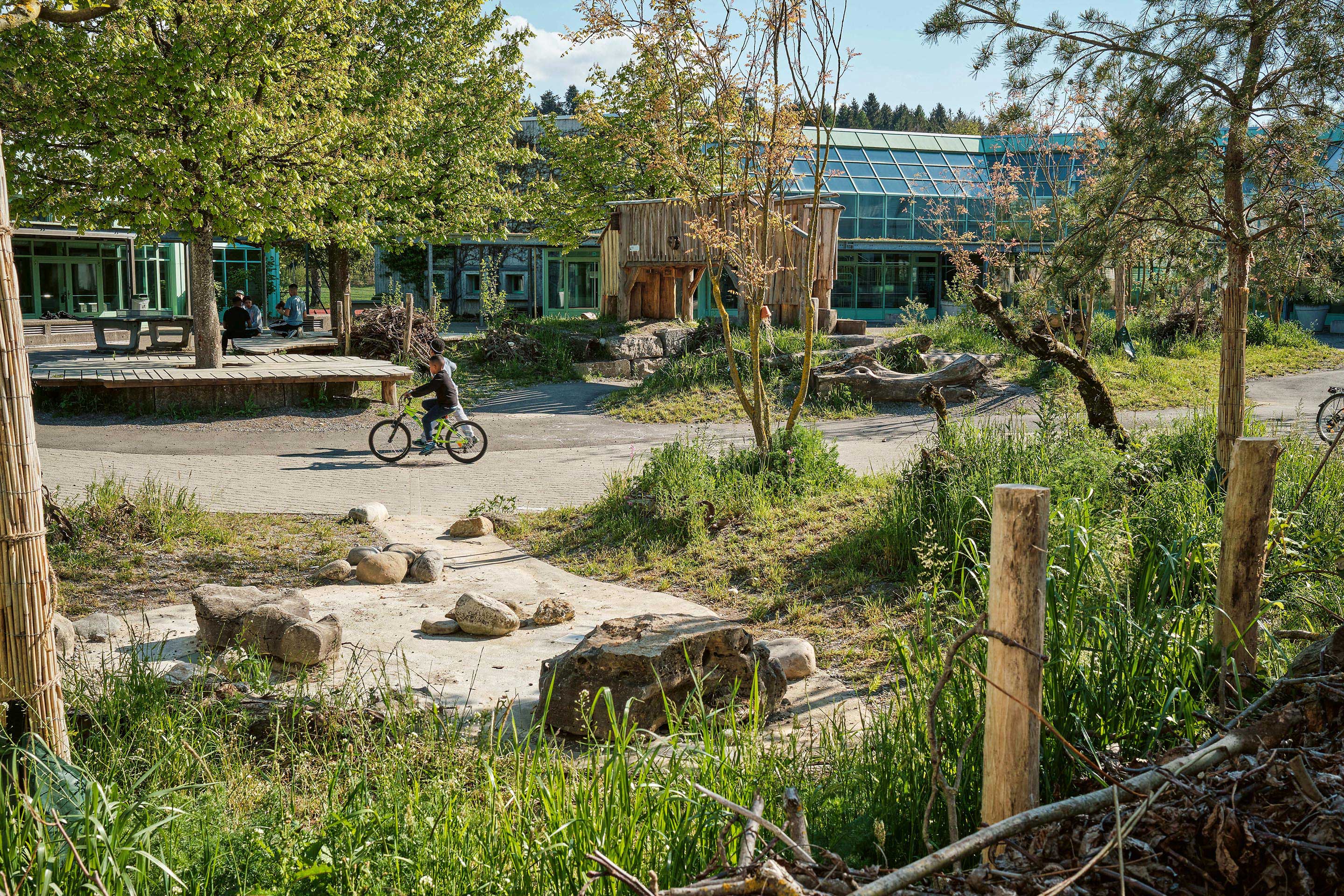 Nachher: Der neu gestaltete Schulhof dient als Pausenhof, Freiluft-Klassenzimmer und Verkehrsgarten.
