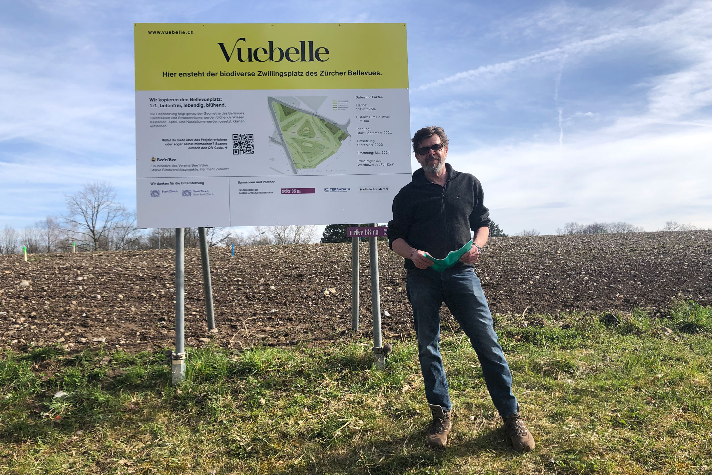 Markus Schaub, Initator des «Vuebelle» vor der Bautafel.