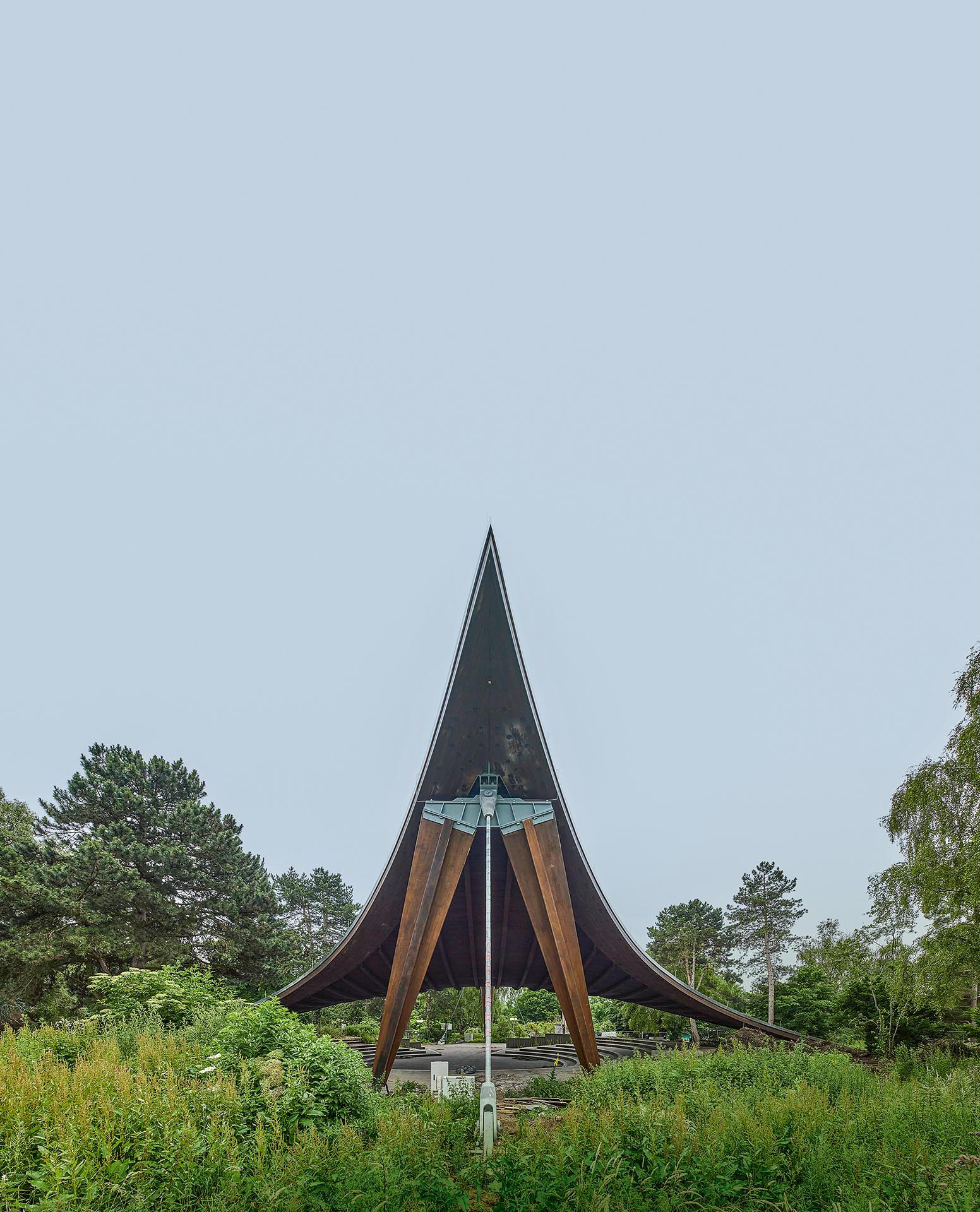 Das hölzerne Hängedach über dem Ausstellungspavillon  der Bundesgartenschau in Dortmund (Julius Natterer, 1969) nach der Instandsetzung im Jahr 2021.