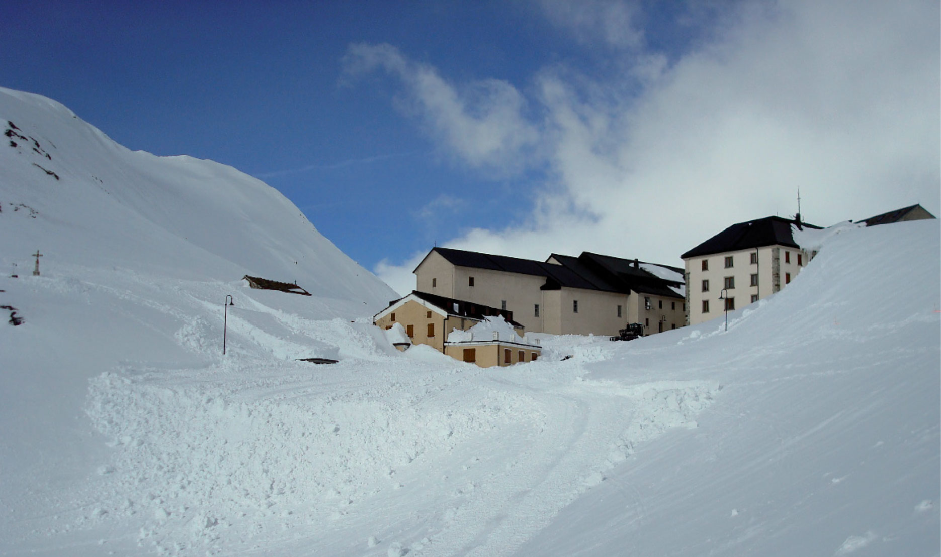Fig.1: L'Hospice du Grand-Saint-Bernard, route du col fermée