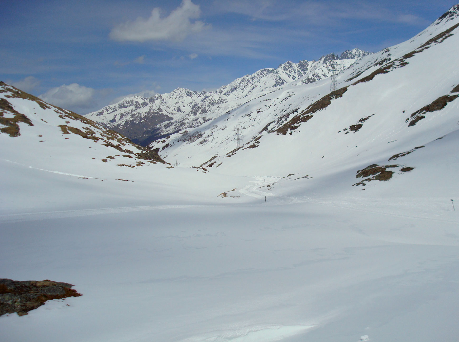 Fig 11: Tronçon de la route du col du Grand-Saint-Bernard en hiver