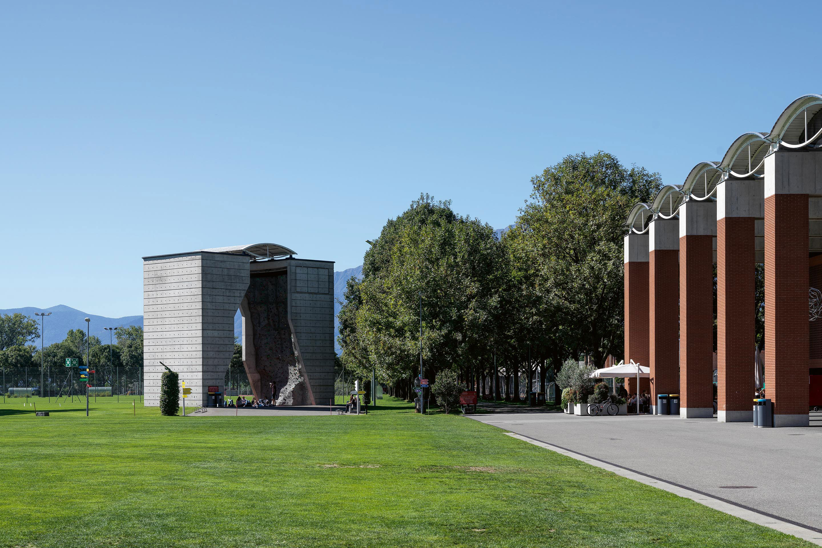 Mario Botta Architetti. Secondo ampliamento, 2001: portale in cemento con le pareti per l’arrampicata.