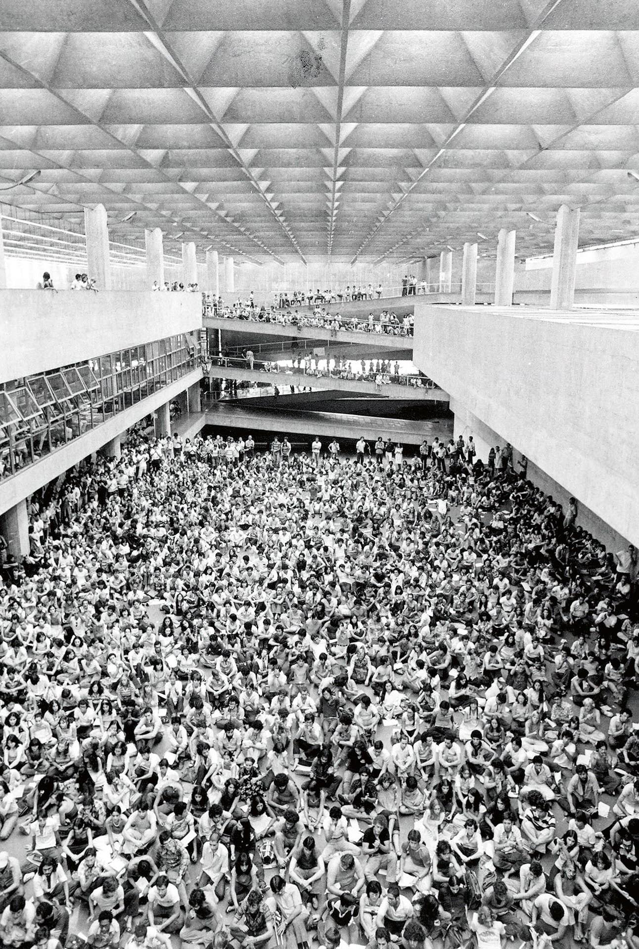 Vue de l’atrium de la faculté d’architecture et d’urbanisme de l’Université de São Paulo pendant une AG étudiante, en 1979.