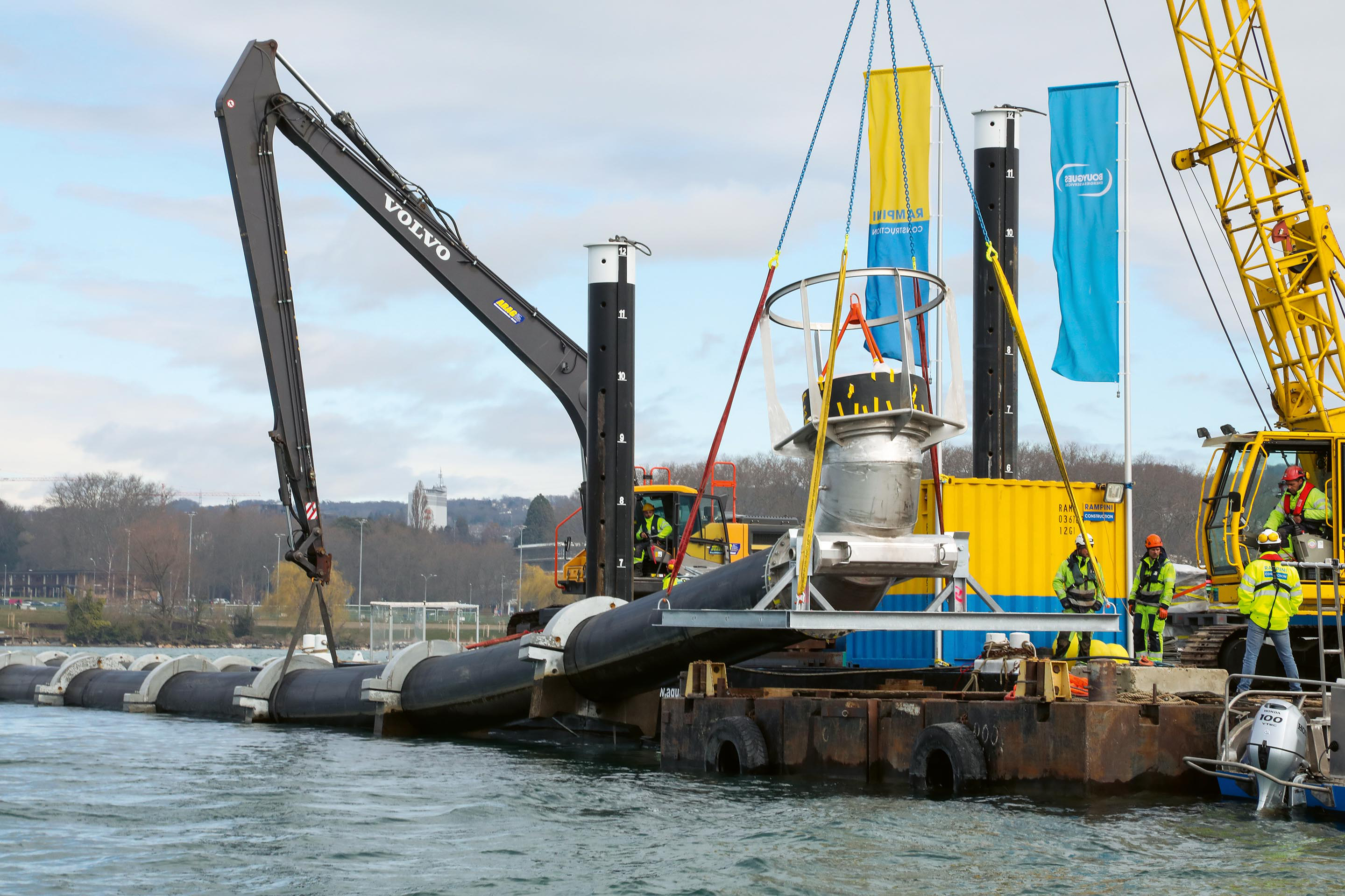 Die Saugleitung bei der Montage an ihrem Bestimmungsort vor Lausanne. Sie hat schon eine Reise über den halben Genfersee hinter sich – schwimmend. Das Edelstahlgitter am Saugkorb ist noch nicht befestigt und kann zur Reinigung abmontiert werden.