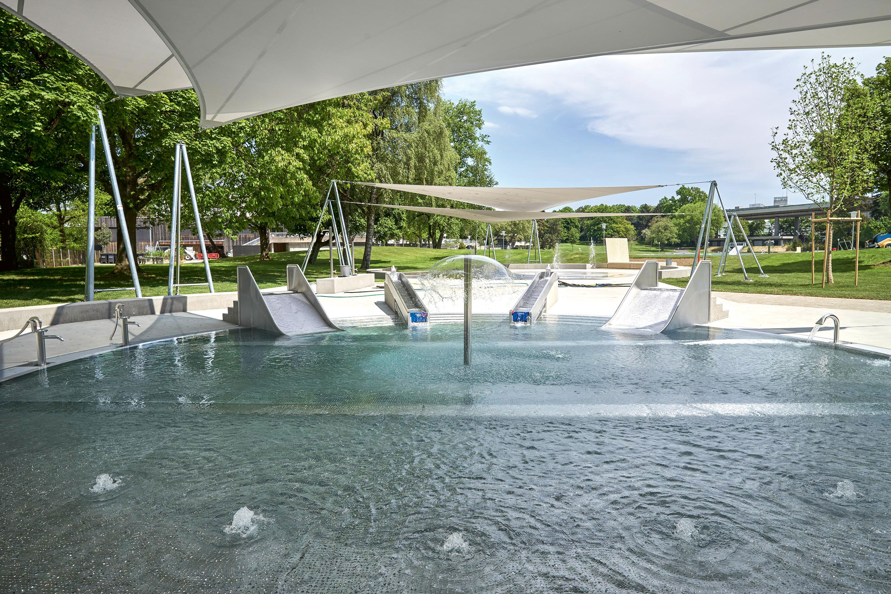 Für die Kleinsten entstand ein neues Planschbecken mit Sonnensegeln und ein ebenfalls mit einem Sonnensegel gedeckter ­ Wasserspielplatz im südwestlichen Teil des Areals. Für die Planung war das Büro probading verantwortlich. Das Planschbecken und der ­Wasserspielplatz verfügen über eine eigene Badewasseraufbereitungsanlage.