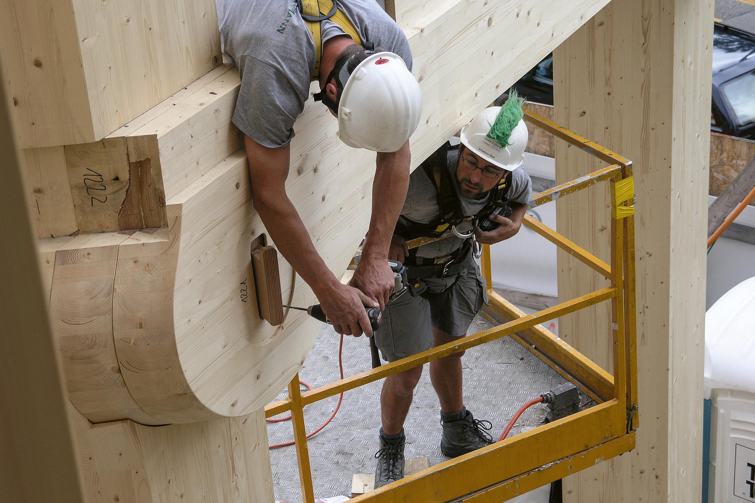 2013, Tamedia-Gebäude, Zürich. Shigeru Ban stellte die Forderung, alle Verbindungen der haushohen Holzrahmen metallfrei zu planen. Blumer fand einen konstruktiven Weg, wie dies mit «Nur Holz»-Verbindungen möglich ist. Zur Absicherung dienten Versuche im Massstab 1:1.