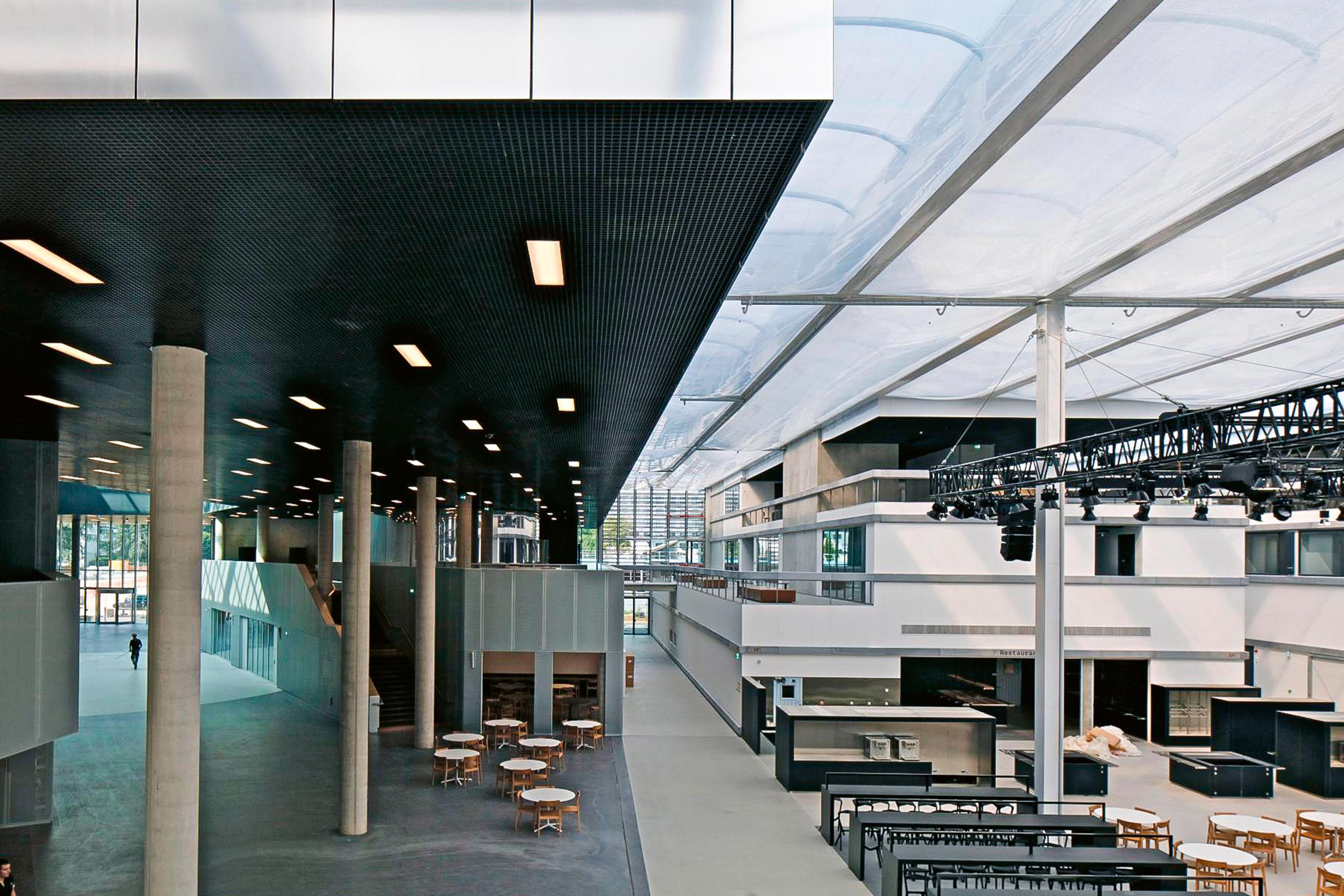 Lab City de OMA est pensé comme une ville dans un édifice – avec ses rues et ses places sous un ciel synthétique en ETFE.