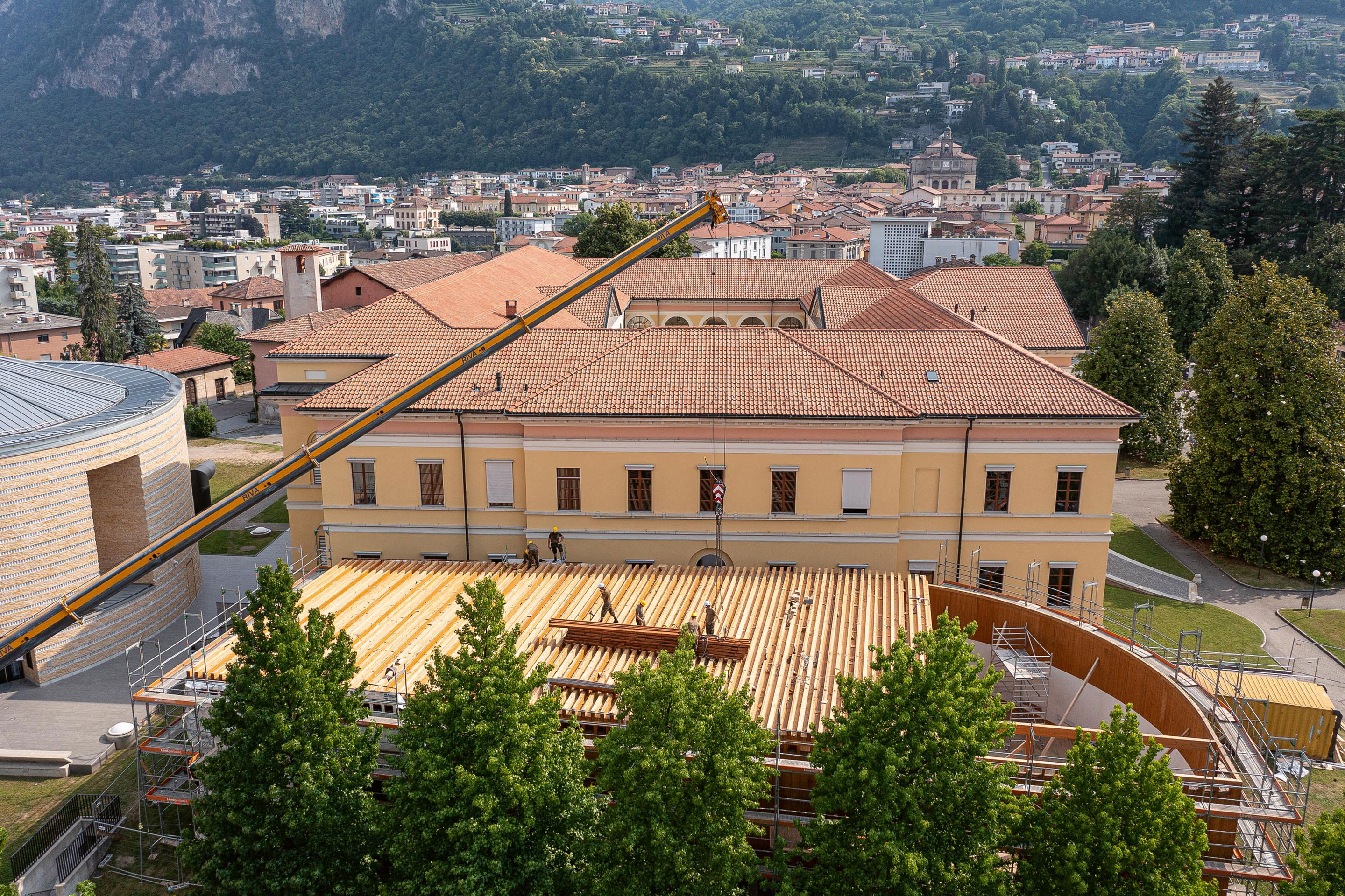 La sequenza di  immagini racconta la metamorfosi dell’edificio: da aula polivalente provvisoria a biblioteca AAM a Mendrisio, lo smontaggio a cura di armasuisse e infine la trasformazione in palestra a Genestrerio.