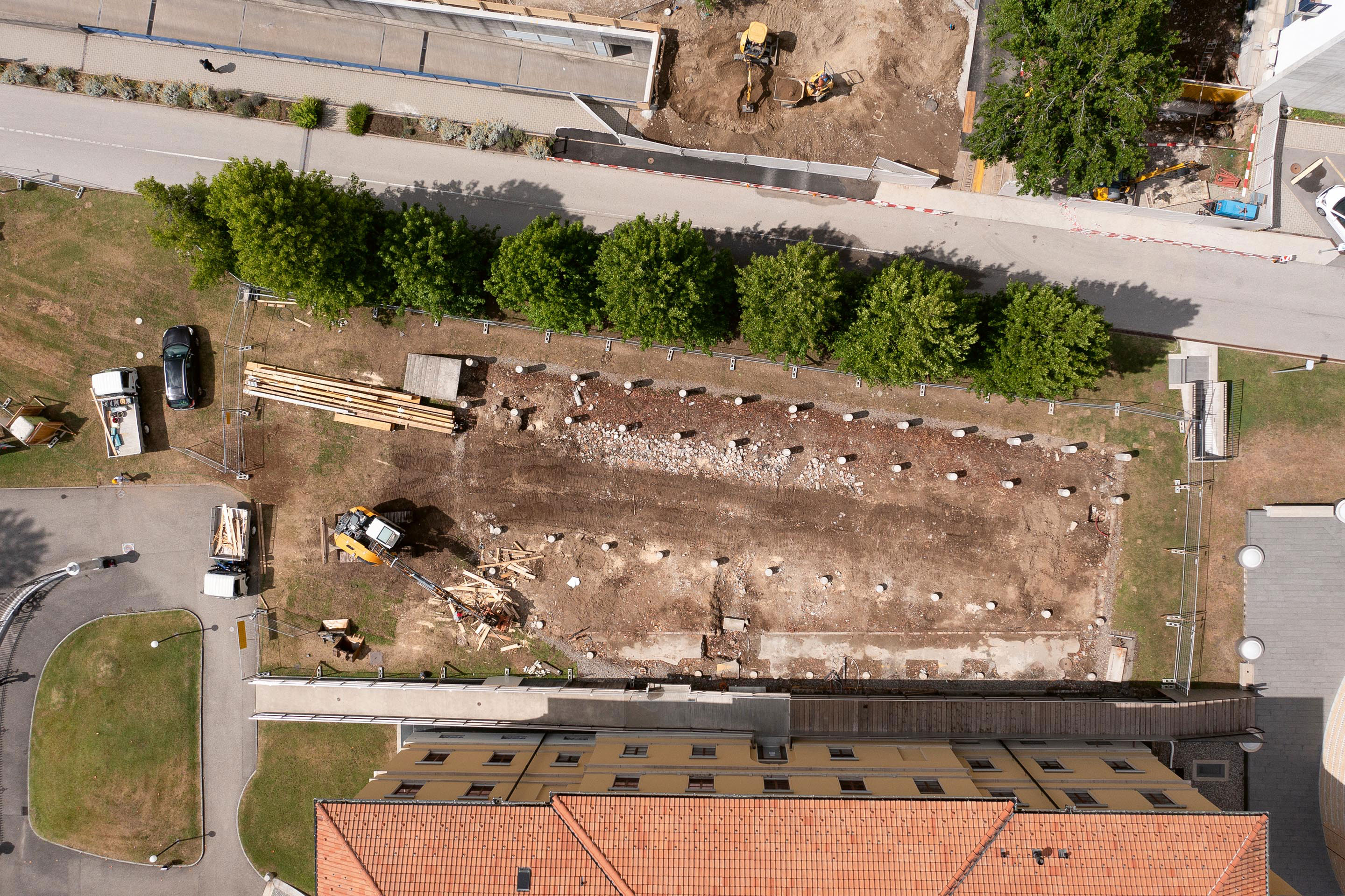 La sequenza di  immagini racconta la metamorfosi dell’edificio: da aula polivalente provvisoria a biblioteca AAM a Mendrisio, lo smontaggio a cura di armasuisse e infine la trasformazione in palestra a Genestrerio.