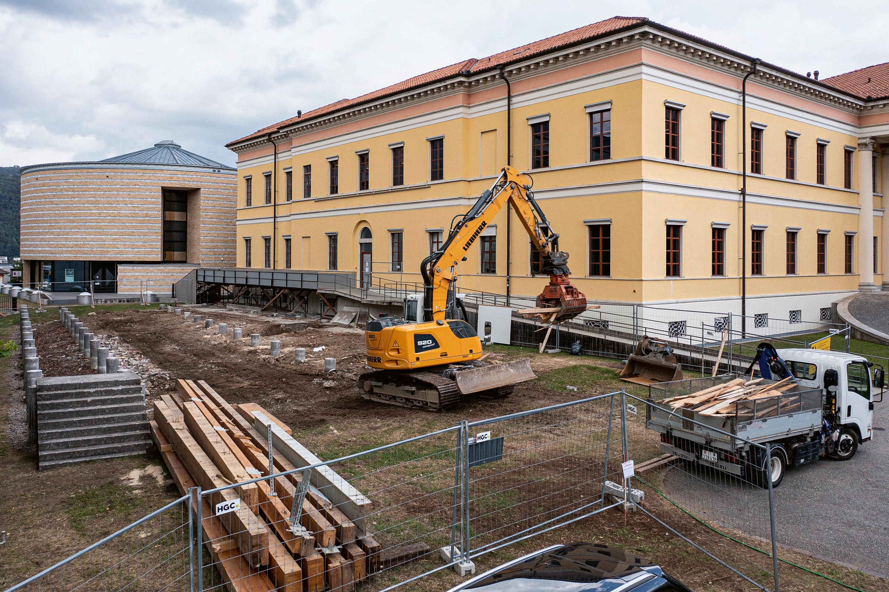 La sequenza di  immagini racconta la metamorfosi dell’edificio: da aula polivalente provvisoria a biblioteca AAM a Mendrisio, lo smontaggio a cura di armasuisse e infine la trasformazione in palestra a Genestrerio.