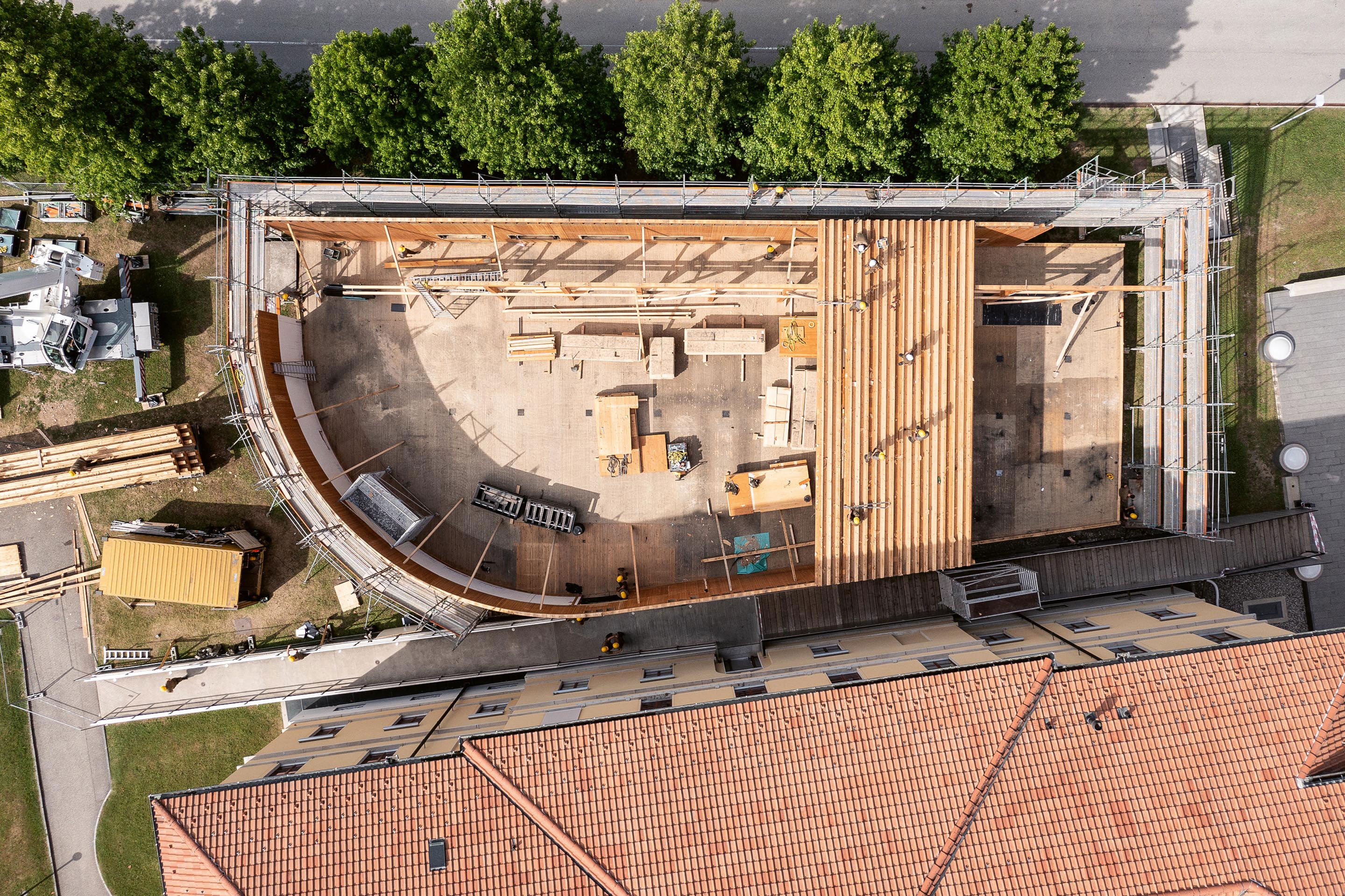 La sequenza di  immagini racconta la metamorfosi dell’edificio: da aula polivalente provvisoria a biblioteca AAM a Mendrisio, lo smontaggio a cura di armasuisse e infine la trasformazione in palestra a Genestrerio.
