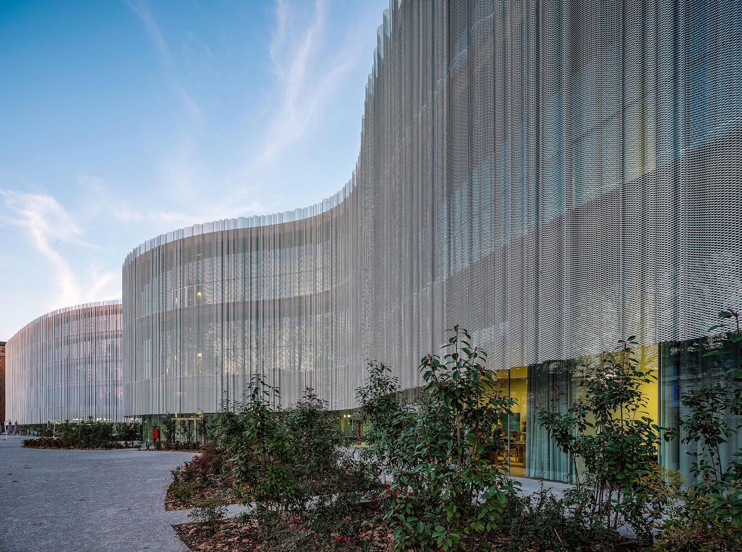 Les six bâtiments du nouveau campus de l’Université Bocconi à Milan composent un ensemble disposé comme une «constellation de cellules suspendues» sur le gazon, dans une continuité spatiale et visuelle entre intérieur et extérieur.