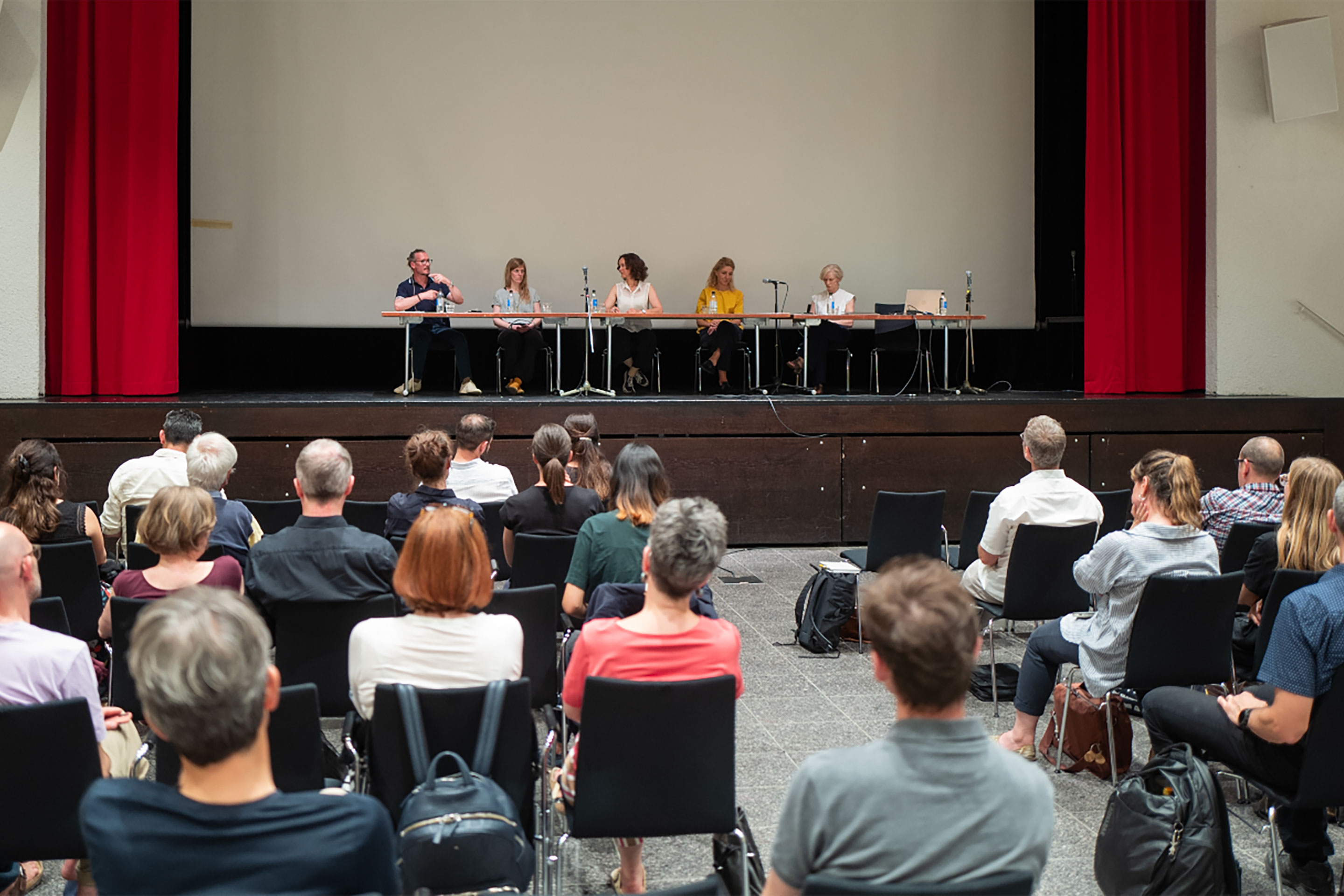 Podiumsgespräch zum Thema «Netto null bis 2040 - Wie die Stadt klimaschonend bauen will» am 22. Juni in Zürich. Von links nach rechts: Joris Van Wezemael, Friederike Kluge, Judit Solt (Moderation), Astrid Heymann und Katrin Gügler. Nicht im Bild ist Jennifer Dreyer.