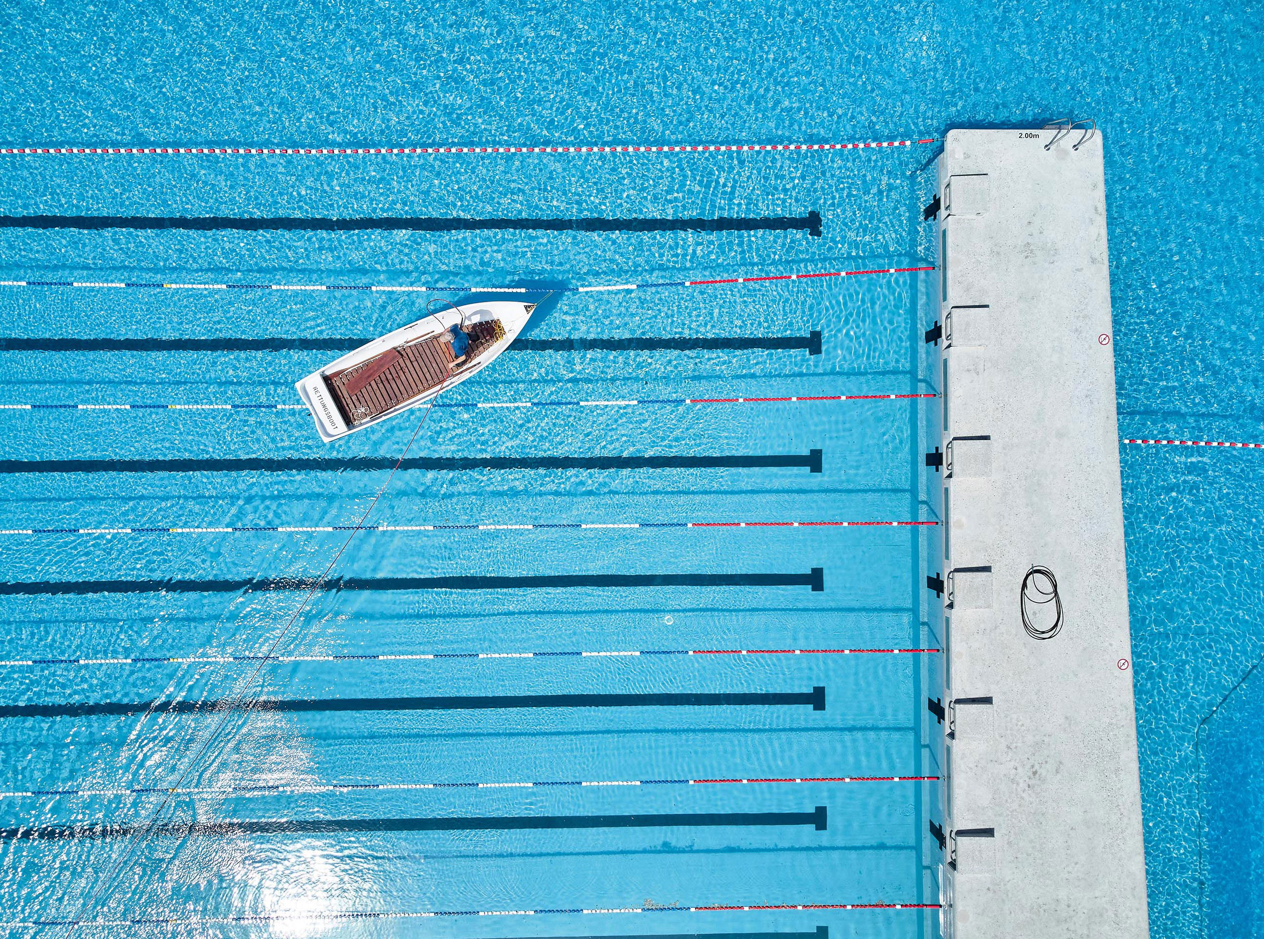 Der Badeaufsicht im Weyerli steht  ein Rettungsboot  zur Verfügung –  vermutlich das einzige in einem Schweizer Freibad.