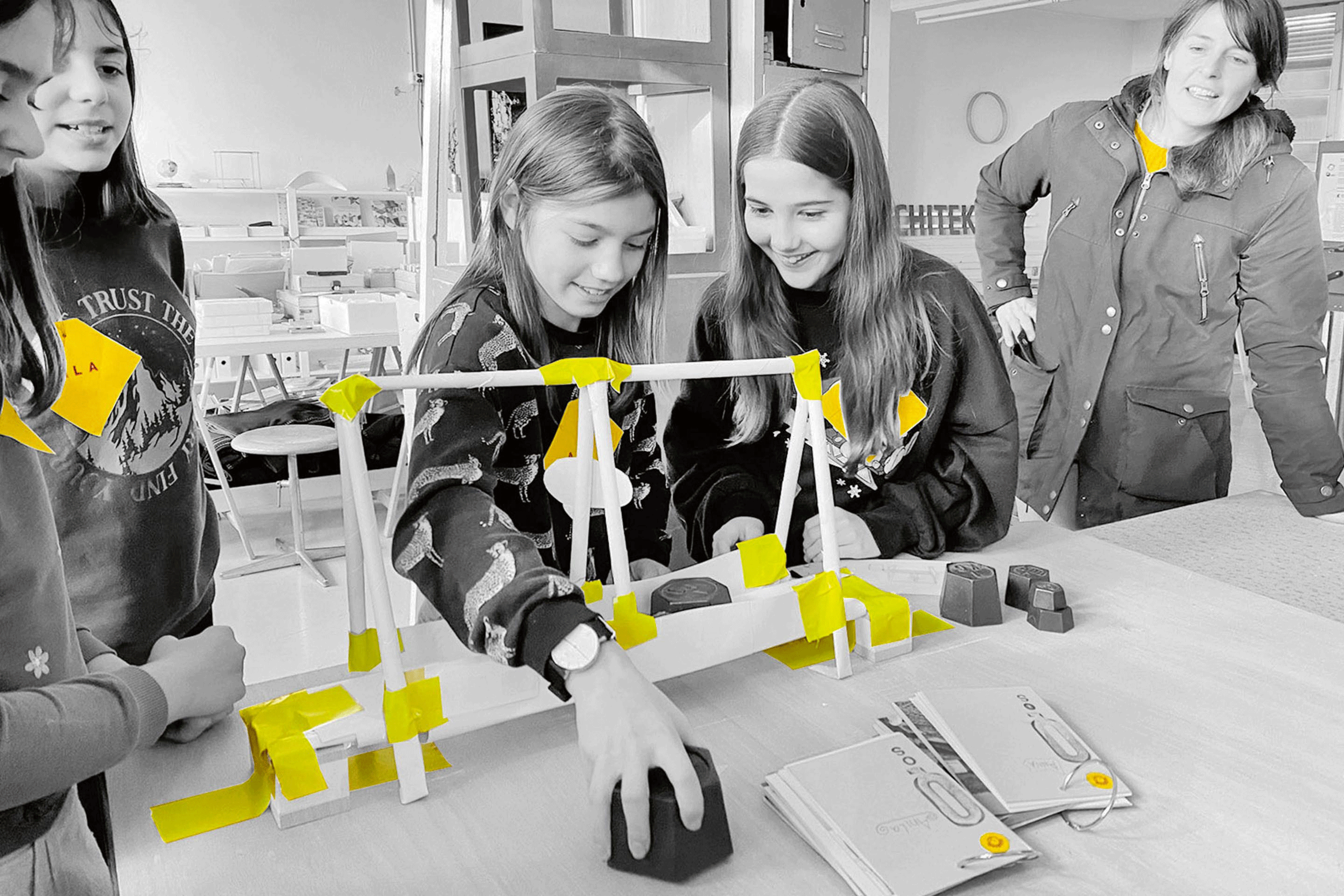 «Mädchen bauen Zukunft mit!». Der Verein drumrum Raumschule veranstaltete einen Brückenbau-Workshop mit Papier als Baustoff.
