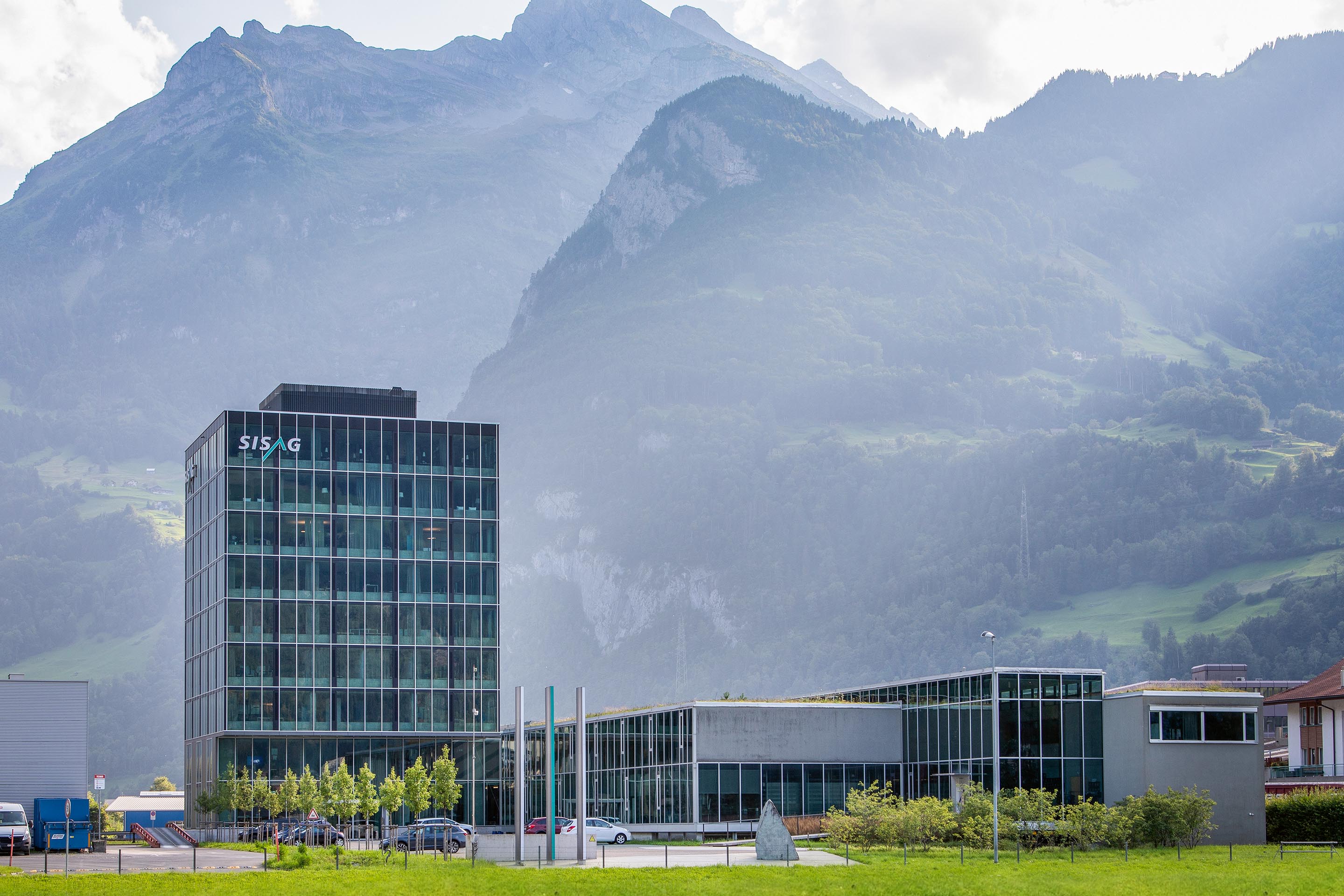 Ab dem 2. Obergeschoss überragt der Bau  die umliegenden Gebäude, wodurch das auf die natürliche Sonnenenergie ausgelegte Energie­konzept voll zum Tragen kommt.