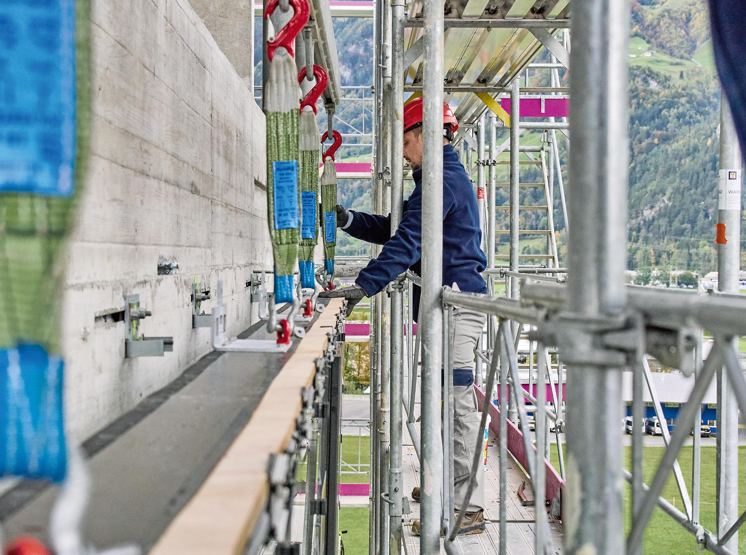 Montage der Fassadenelemente. Zusätzlich  zur herkömmlichen Montage benötigte das elektrochrome Glas eine Verkabelung  zur Einbettung in die Gebäudeautomation.