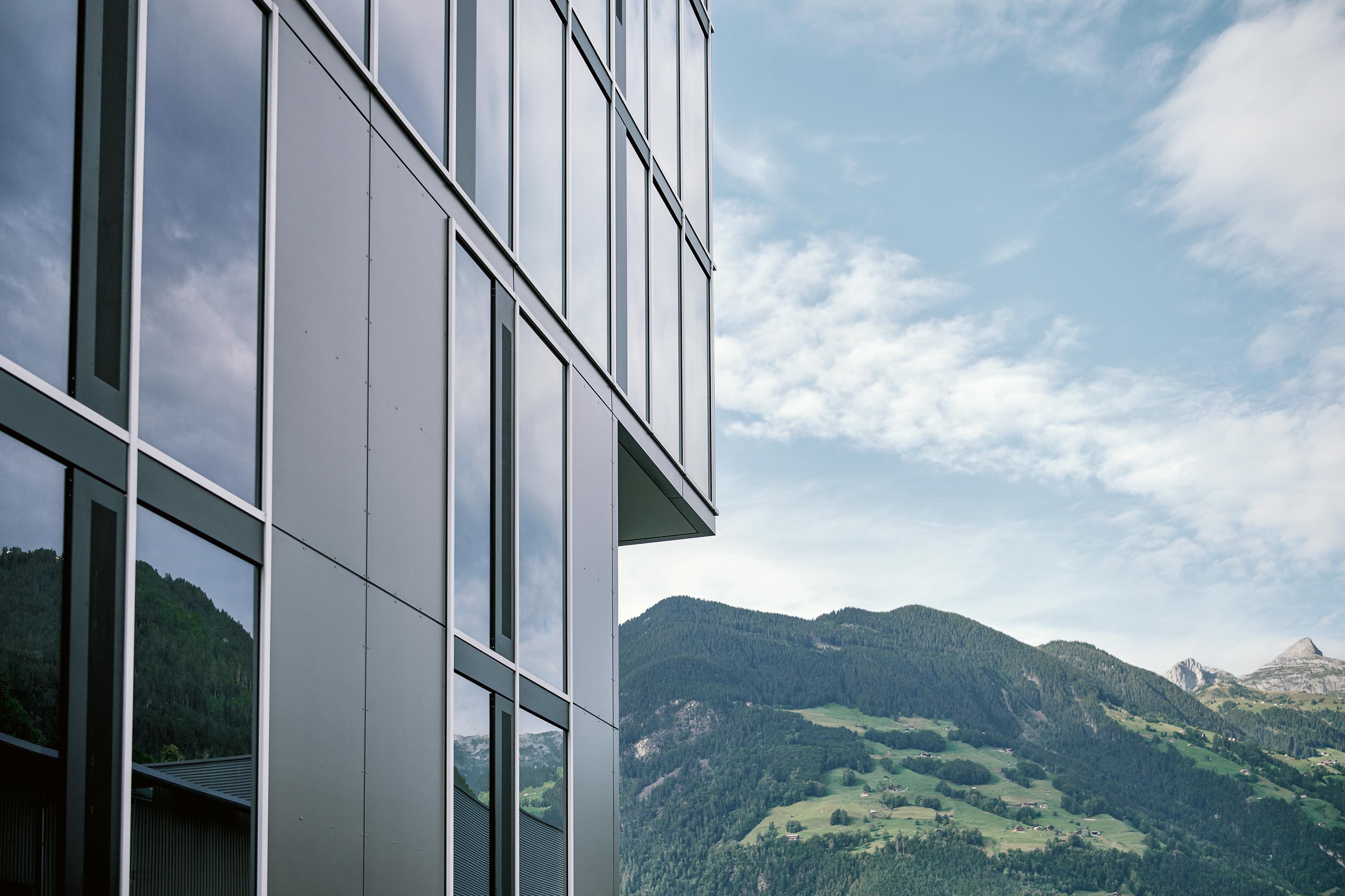 Das Pfosten-Riegel-System aus Metall ermöglichte den grossflächigen Einbau von elektrochromem Glas,  das zusammen mit den Aluminiumblechen für ein markantes Erscheinungsbild sorgt.