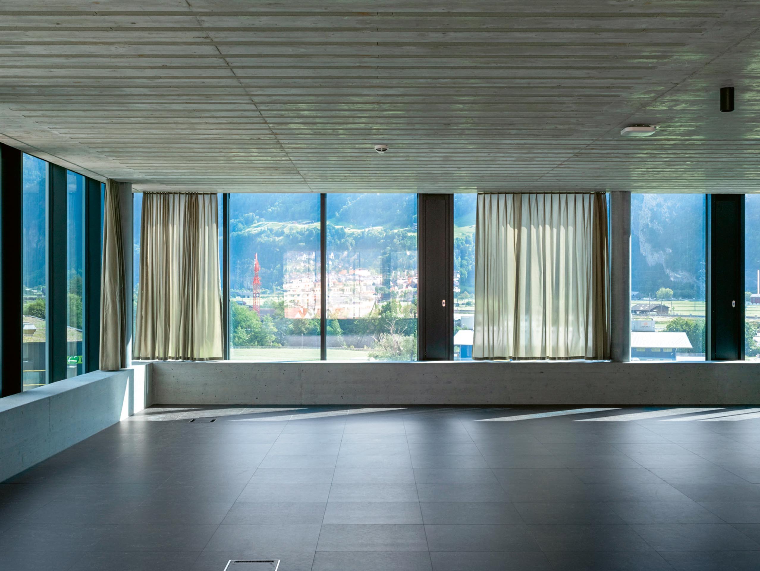 Utilisation polyvalente pour des conférences et des événements aux 4e et 5e étages. À l’exception de la zone de l’hôtel, des absorbeurs de bruit sont installés dans les plafonds en béton à tous les étages.